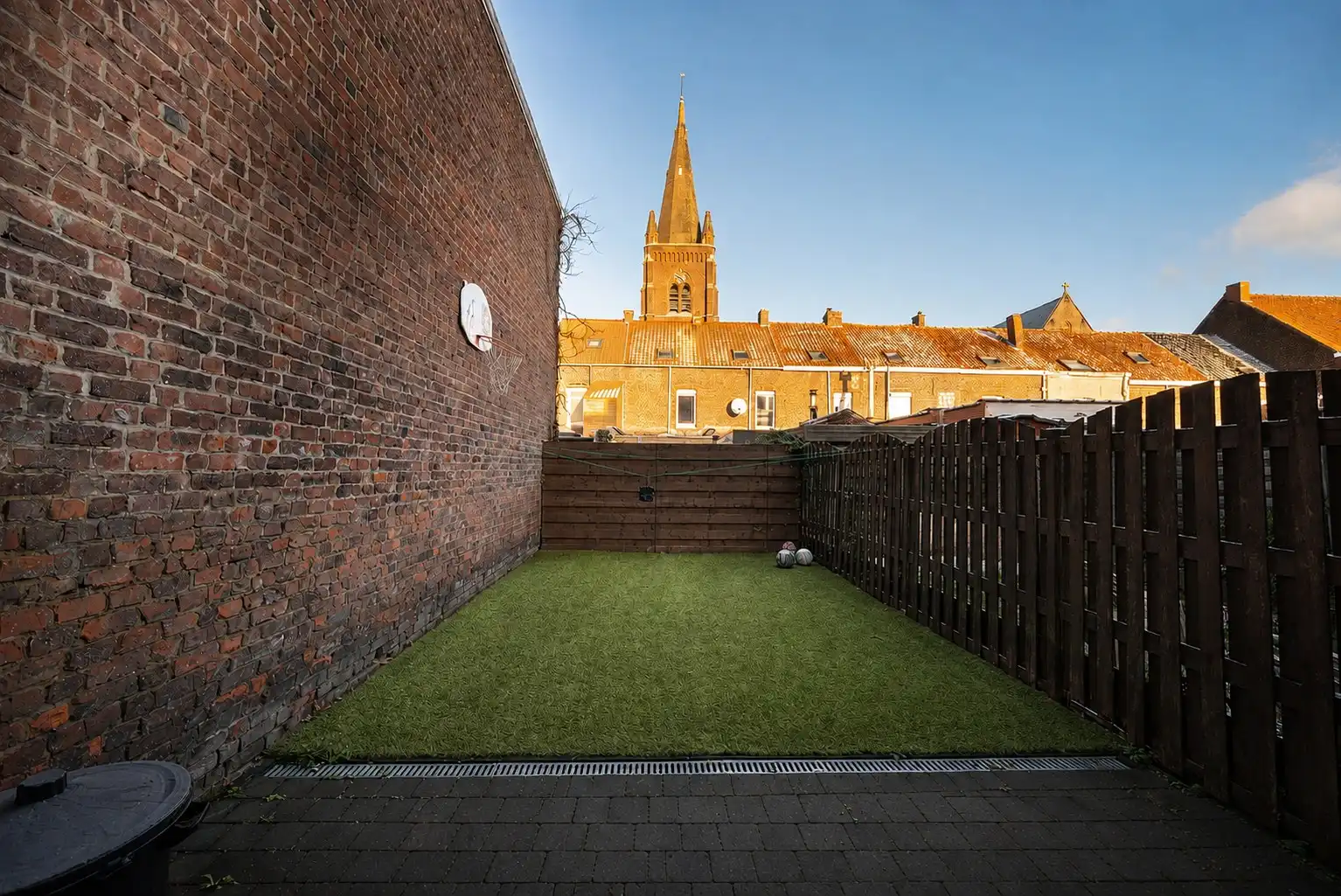 Totaal gerenoveerde gezinswoning met 4 kamers en tuin foto 4