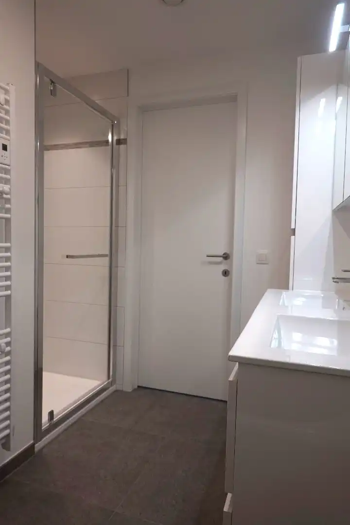 Prachtig 3-slaapkamerappartement met staanplaats in het voormalige gemeentehuis van Vleteren foto 5