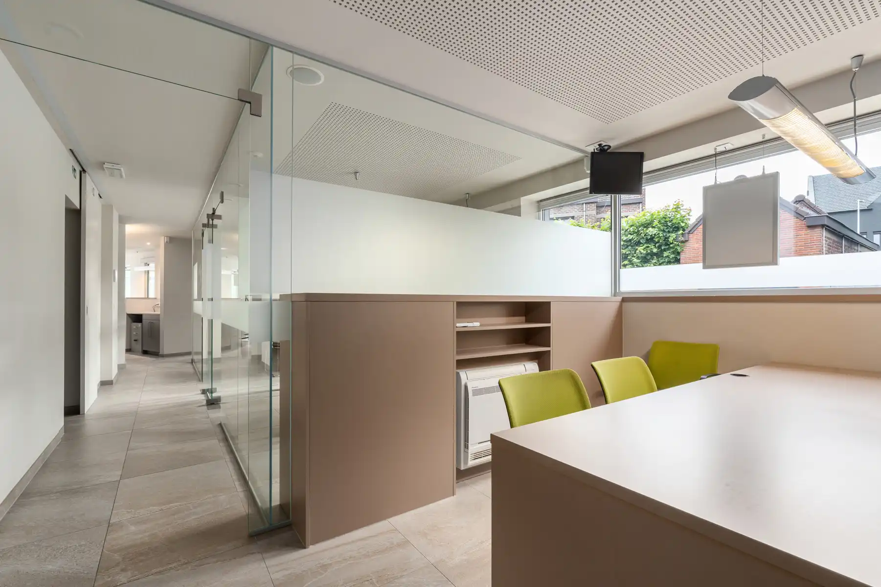  Kantoor- of praktijkruimte en 2 verhuurde appartementen foto {{pictureIndex}}