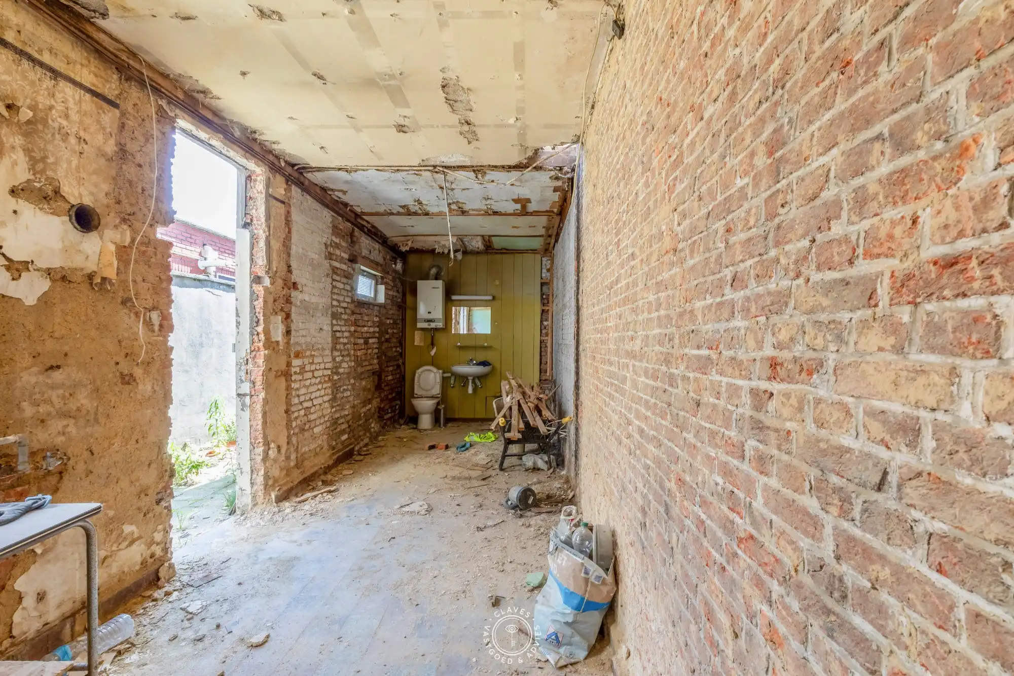 Te renoveren woning met garage in het centrum van Sint-Niklaas foto 4