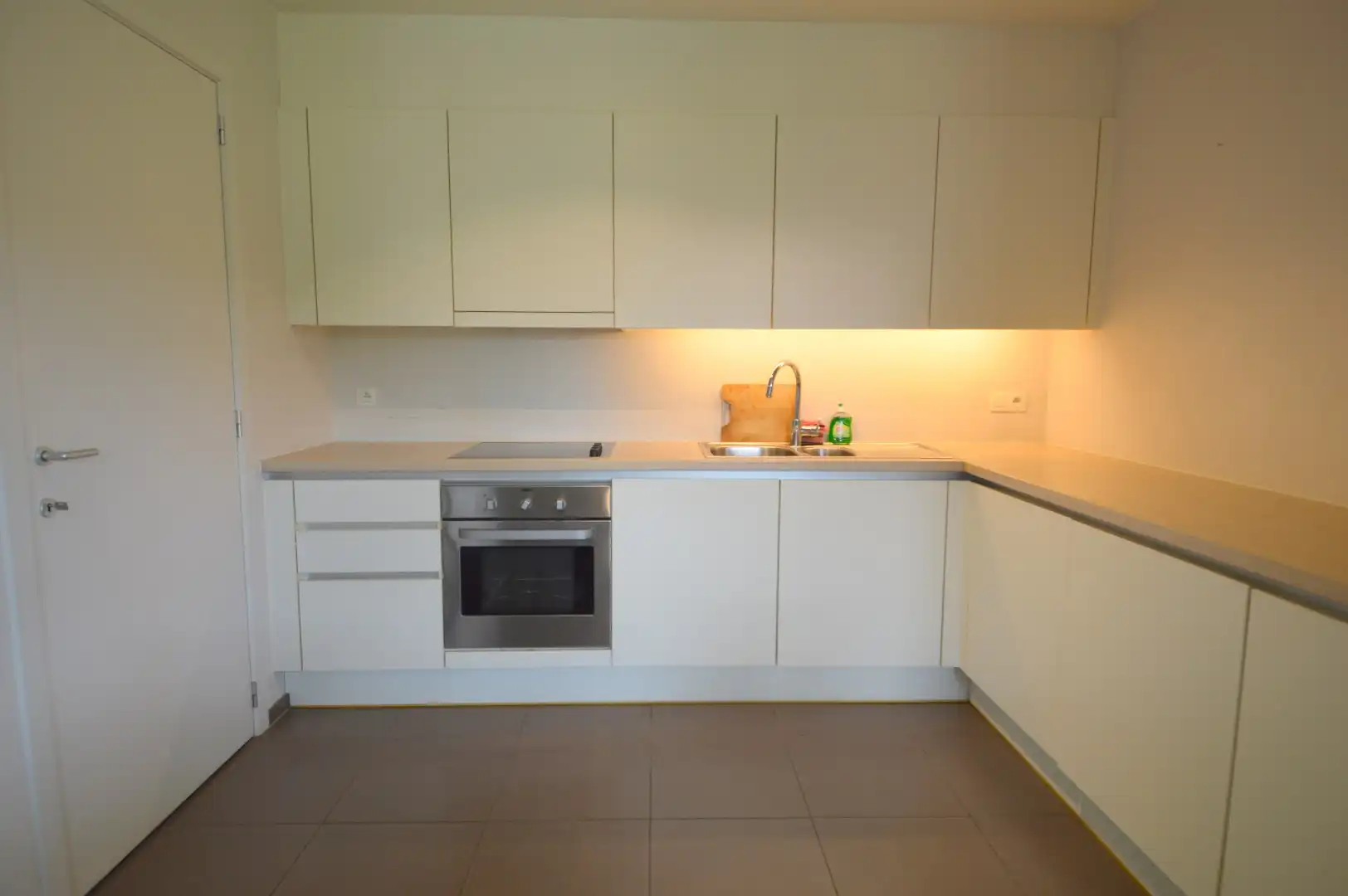 Recent 2 slaapkamer bemeubeld appartement in Kortrijk met garage foto 4
