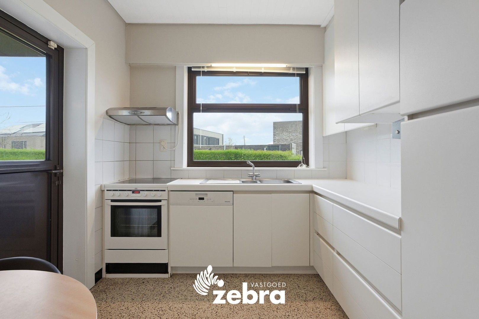 Vrijstaande bungalow op + 1.000 m² met rustige ligging foto 14