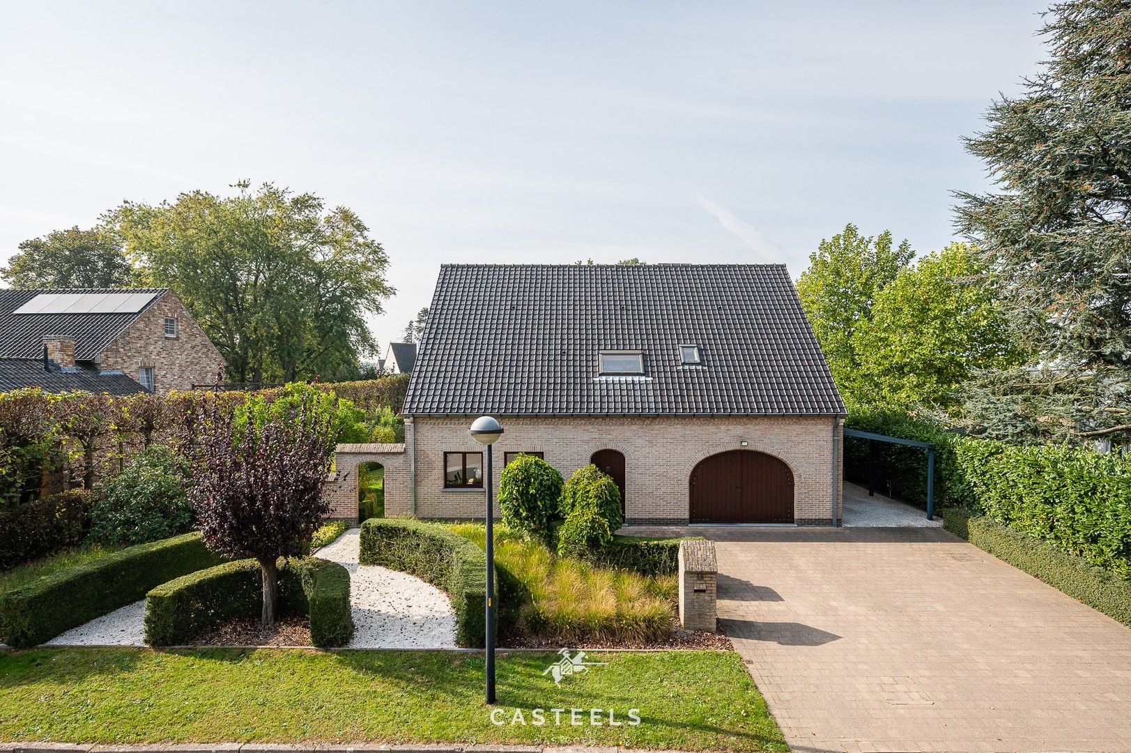 Ruime, instapklare gezinswoning met prachtige tuin te koop foto {{pictureIndex}}