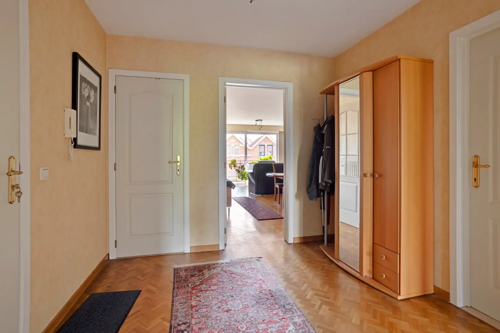 Ruim en goed onderhouden 2 slpk appartement met terras en garage foto 10