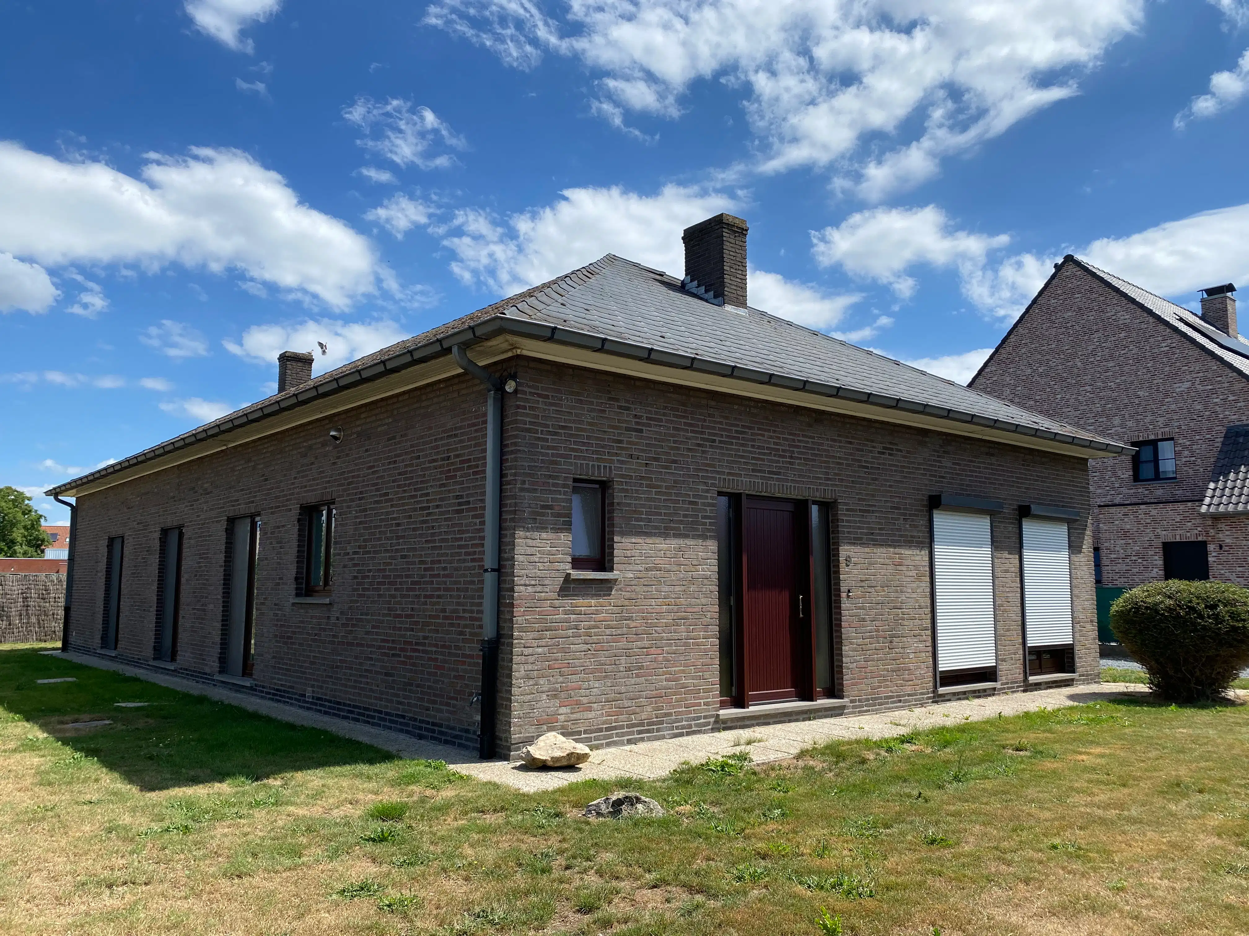 BUNGALOW MET DRIE SLAAPKAMERS EN GARAGE foto {{pictureIndex}}