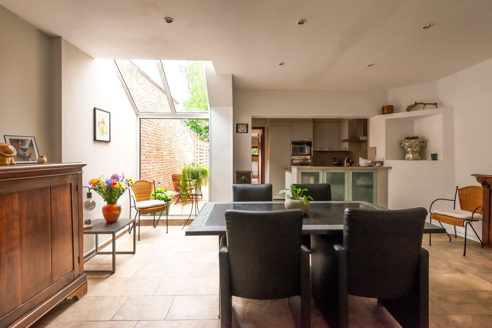 Charmante woning met groene tuin in het hart van Schoten foto {{pictureIndex}}