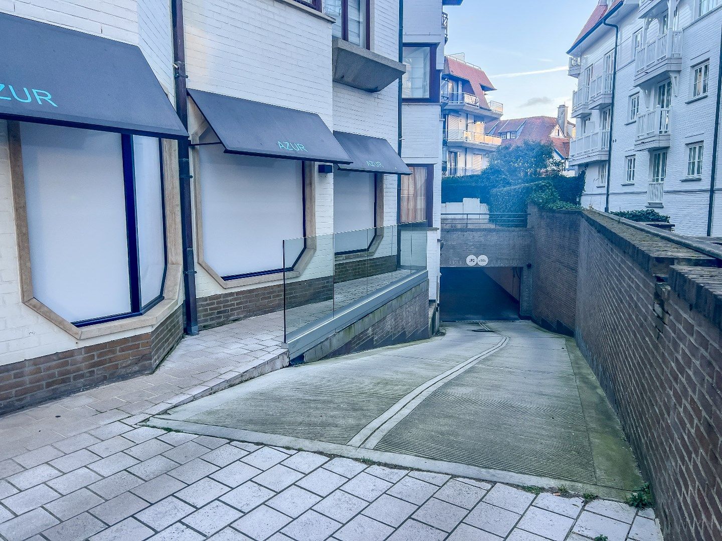 Dubbele garagebox met automatische poort gelegen op van de Kustlaan tussen het Driehoeksplein en het Albertplein.  foto 2