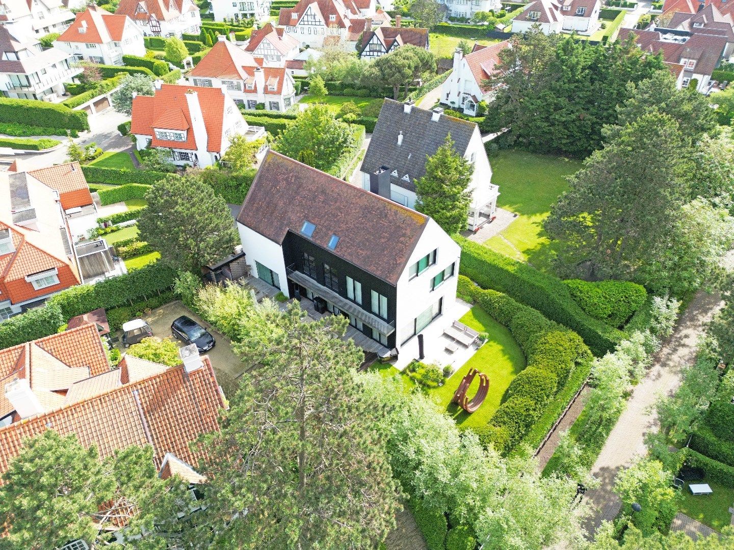 Exclusieve en zeer ruime villa gelegen in een paadje in het Zoute foto 3