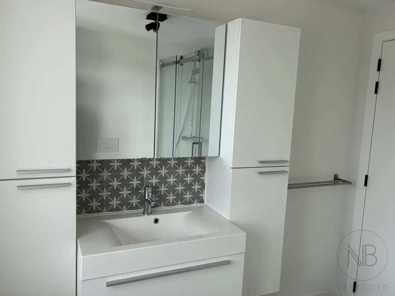 Instapklare en gerenoveerde woning in Genk foto 12