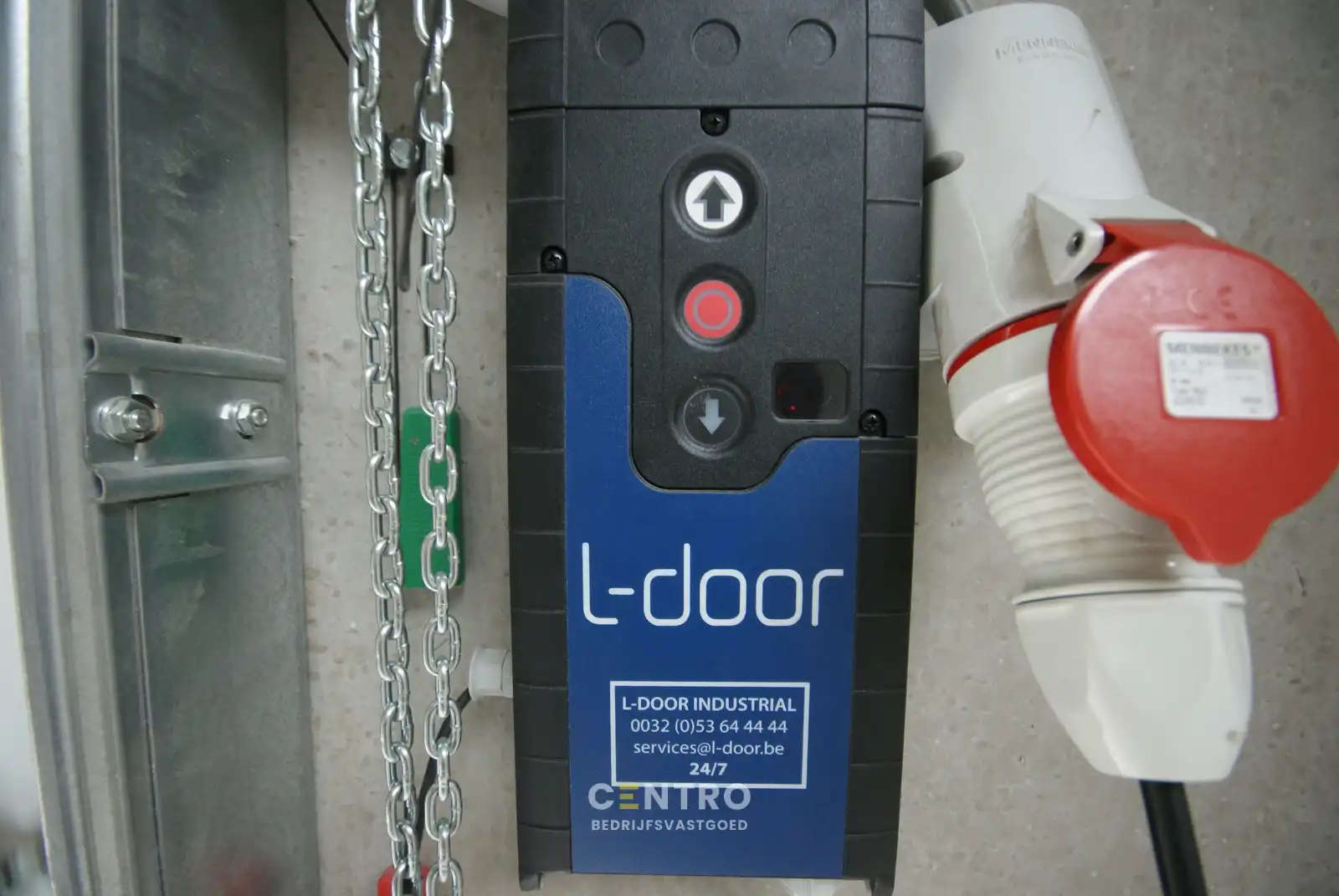 Zeer degelijk MAGAZIJN/WERKPLAATS (266m2) met hoge elektrische sectionaalpoort, toilet en 2 private parkeerplaatsen voor de deur. foto 7