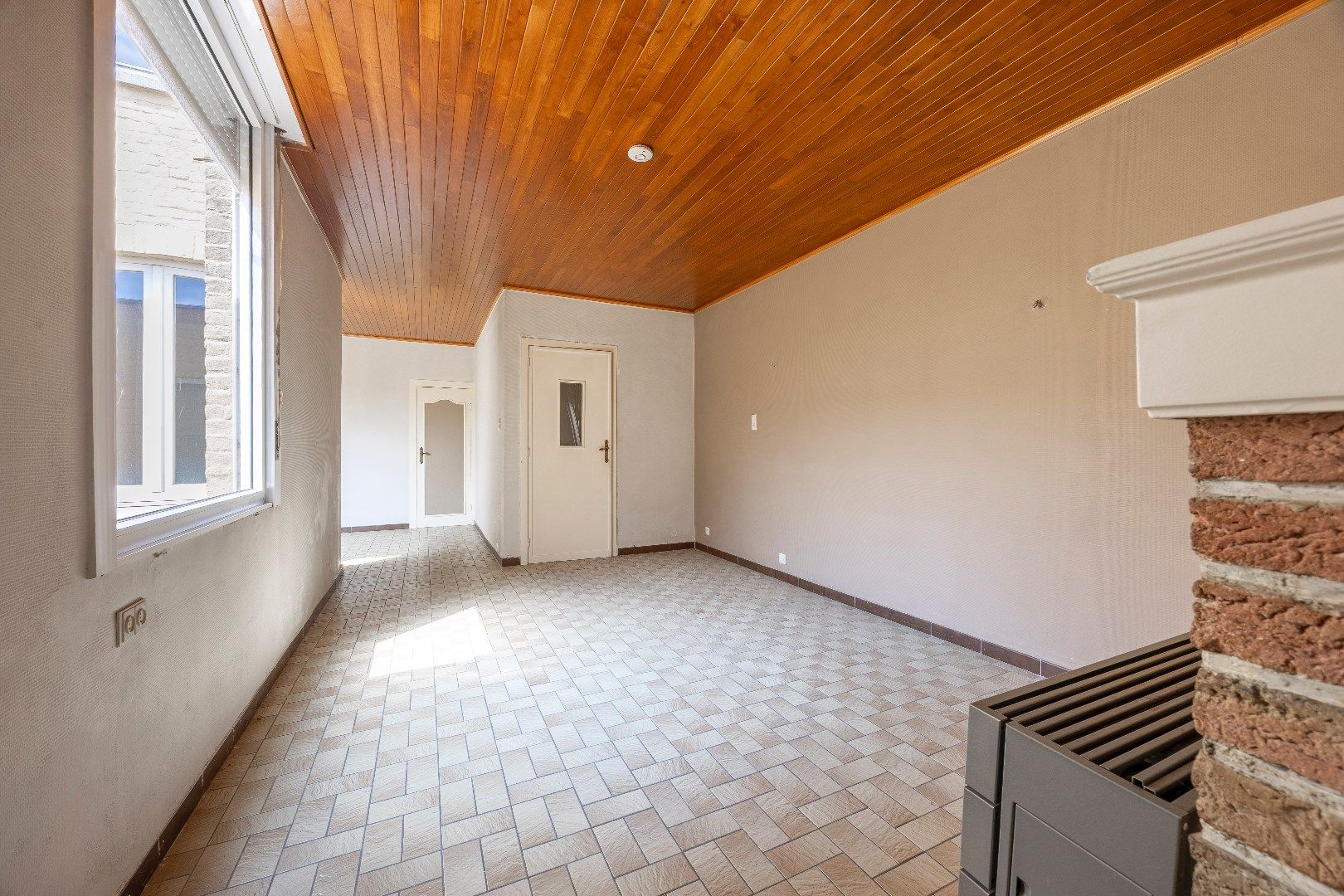 Te renoveren woning met garage en tuin  foto 5