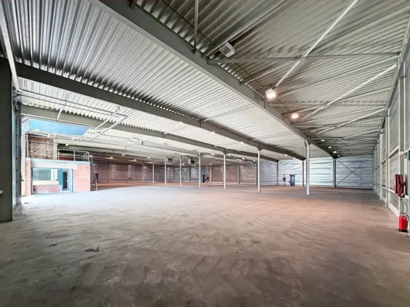 GEEL: Bedrijfsgebouw met kantoren en ruime buitenstockage foto 10