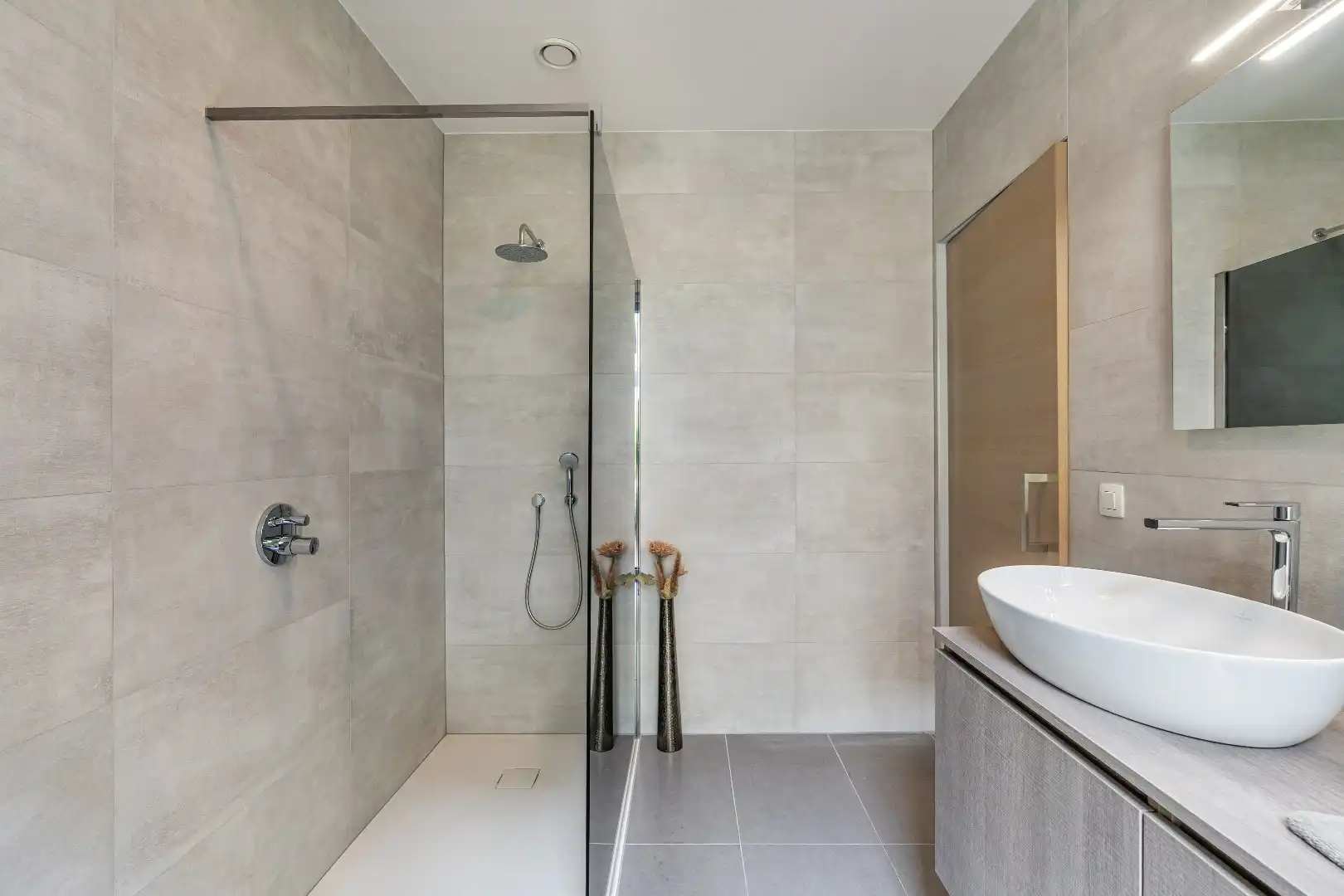Exclusief gelijkvloers appartement met ruime terrassen, 2 slpk, extra brede autostaanplaats, centrum Genk foto 23