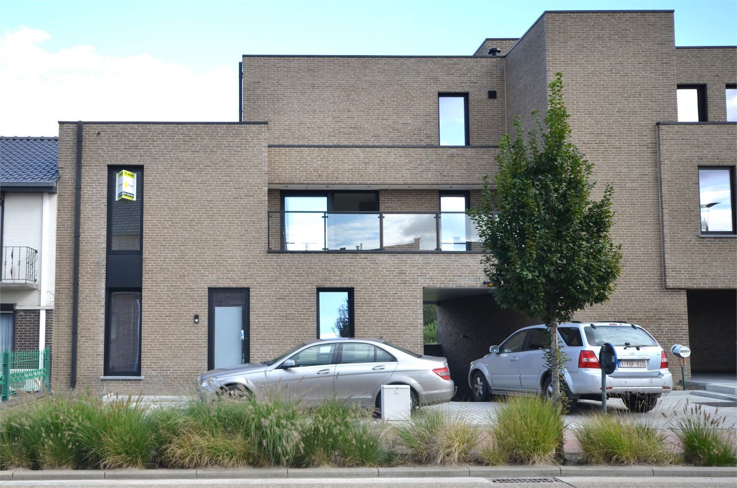 IDEALIS VASTGOED – ZEER RUIM NIEUWBOUWAPPARTEMENT, MET PRACHTIG GROEN VERGEZICHT, VOORZIEN VAN RIANTE WOONRUIMTES, 2 RUIME SLAAPKAMERS, VOLLEDIG INGERICHTE KEUKEN  VOORZIEN VAN ALLE APPARATUUR MET AANSLUITENDE BERGING, LUXE BADKAMER, ZEER RUIME KELDERBERGING EN EEN ONDERGRONDSE AUTOSTANDPLAATS. foto 2