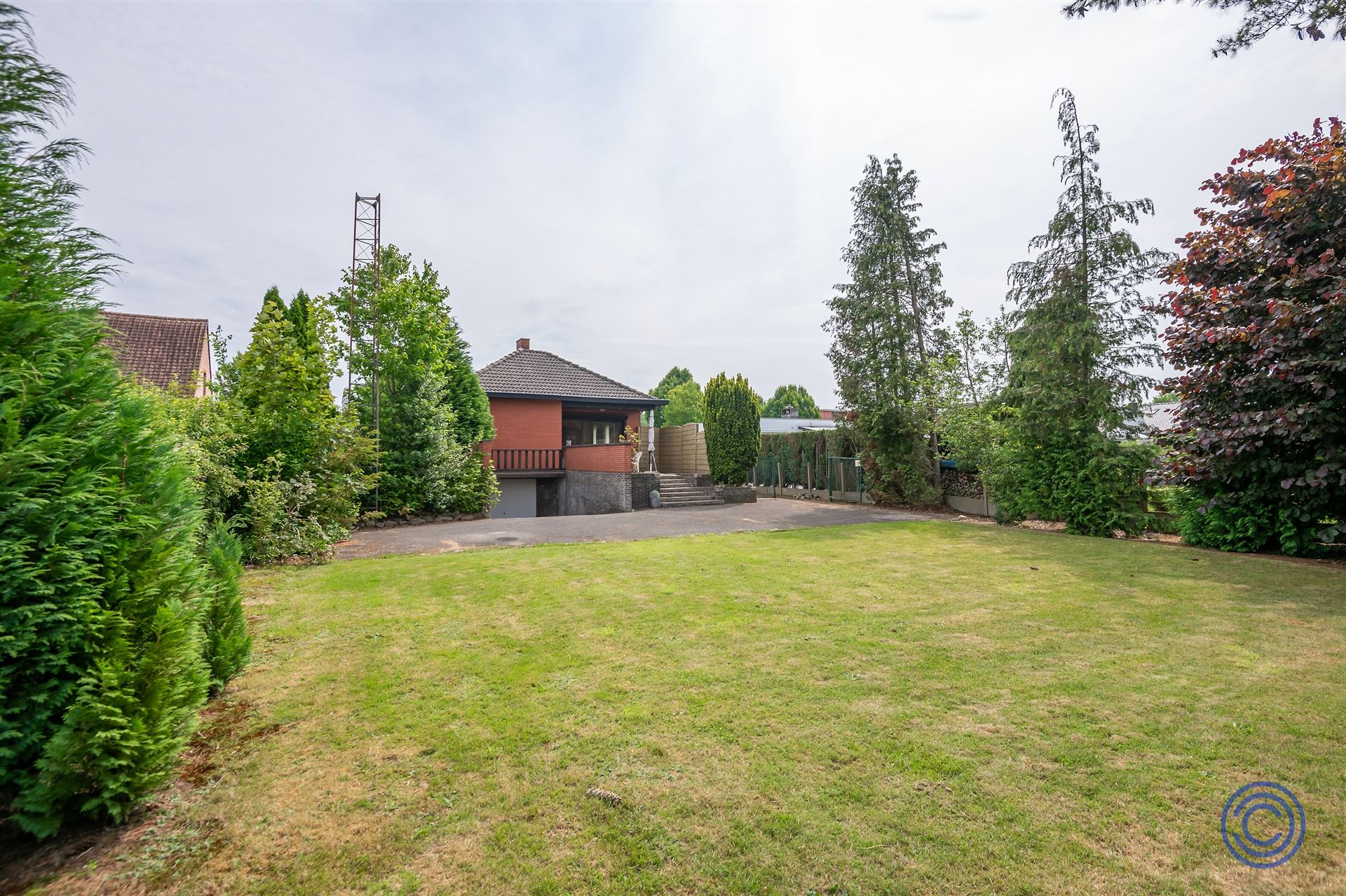 Te renoveren 3-slpk woning met west georiënteerde tuin! foto 4