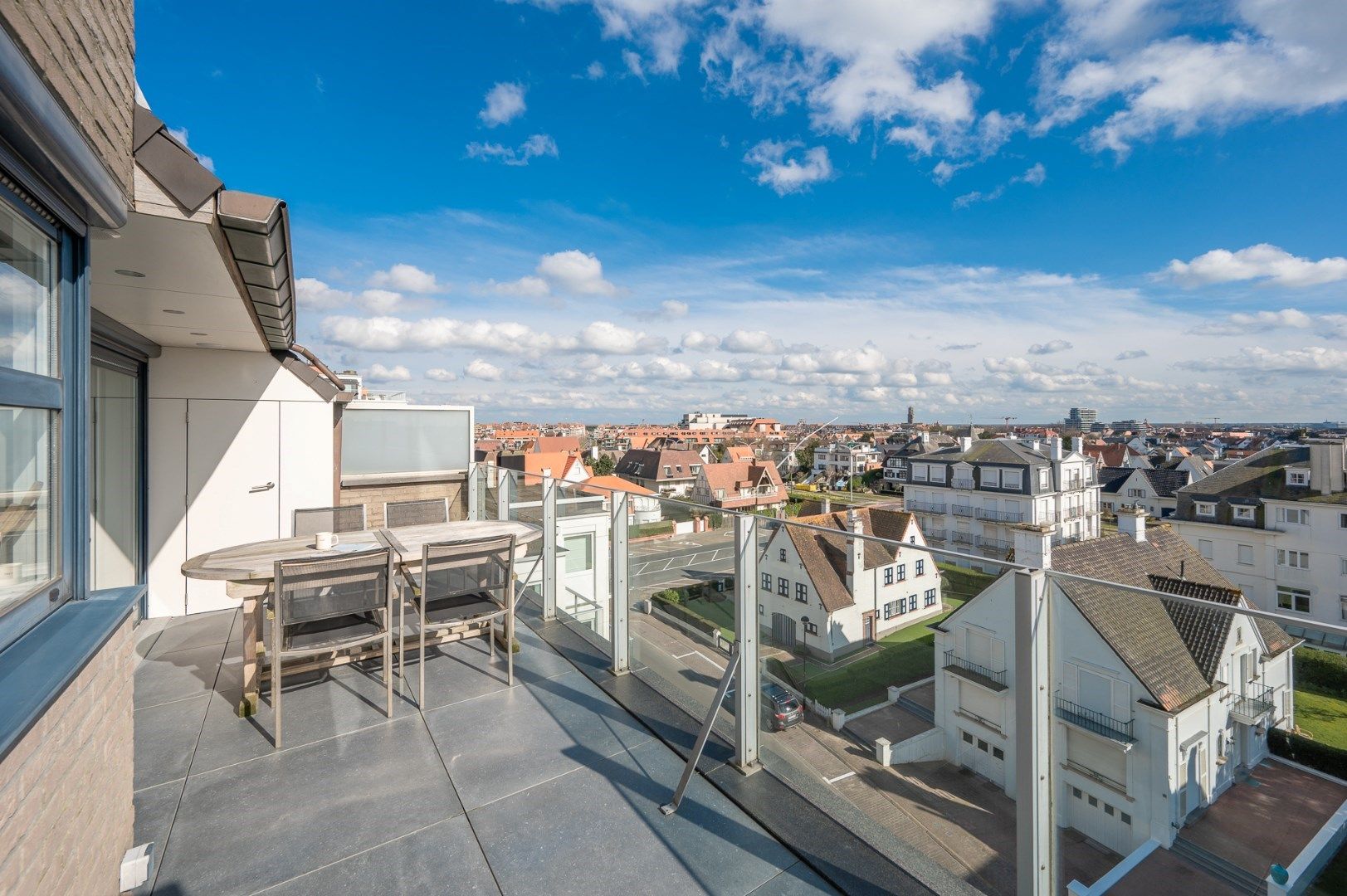 Prachtige duplex dakappartement met  2 zeer zonnige terrassen en unieke vergezichten gelegen op de Jozef Nellenslaan. Tandembox te koop op het gelijkvloers foto 1