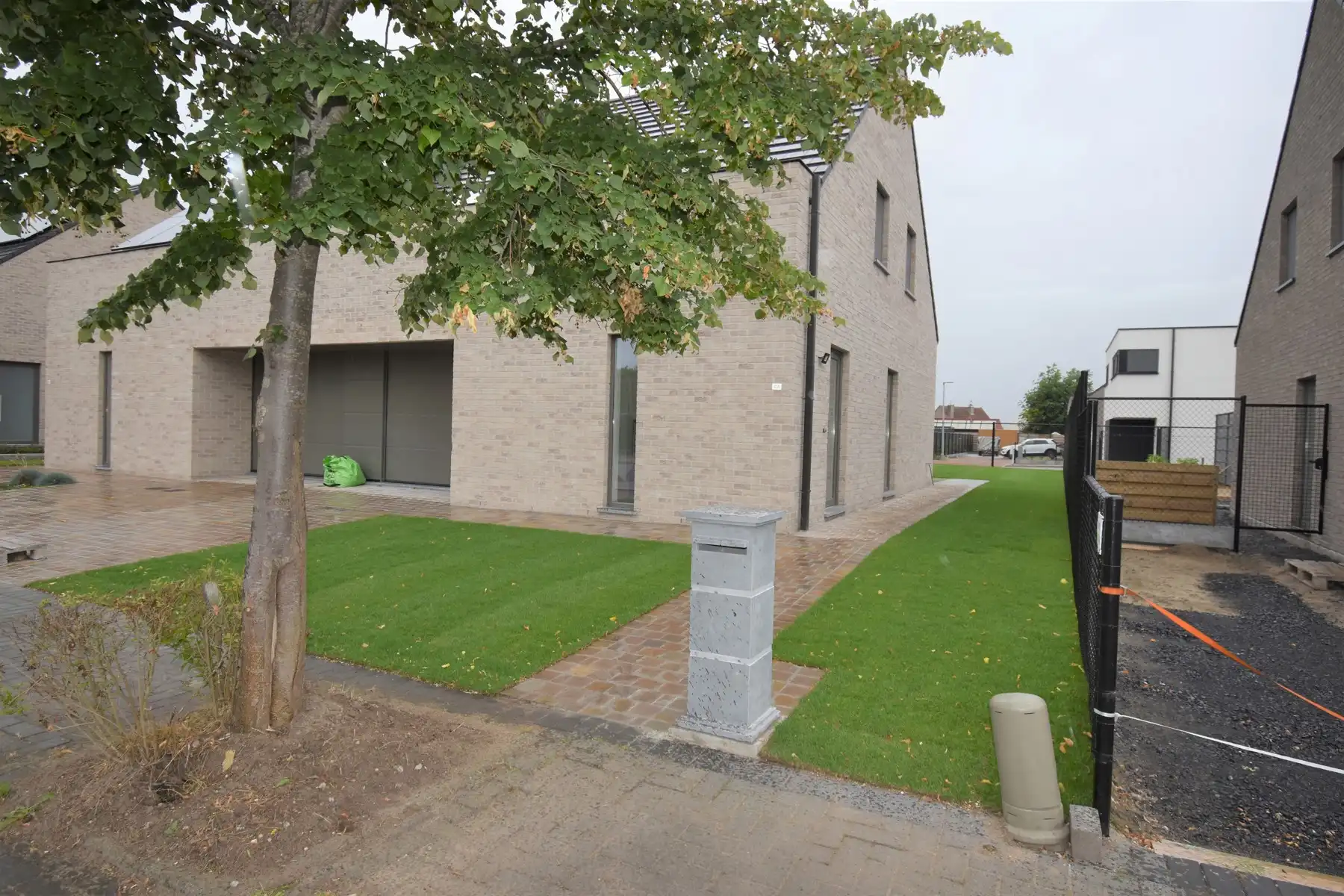 Recente gezinswoning met 3 slaapkamers foto {{pictureIndex}}