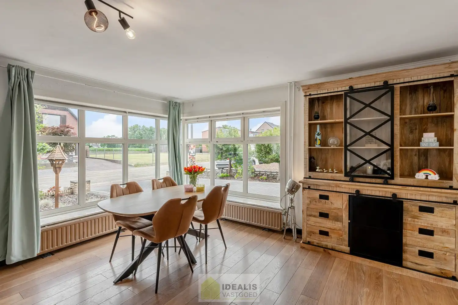 CHARMANTE EN GOED ONDERHOUDEN WONING MET 2 SLAAPKAMERS, 2 BADKAMERS, KNAP UITGERUSTE KEUKEN EN LICHTRIJKE WOONKAMER OP EEN HEERLIJK PERCEEL MET GROEN VERGEZICHT! foto 9
