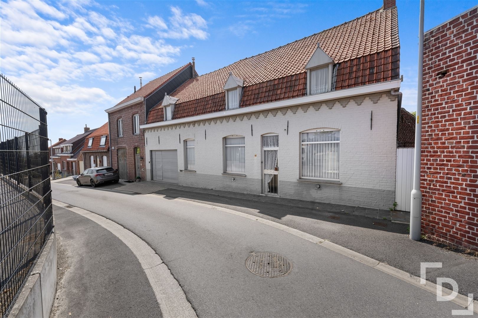 Hoofdfoto van de publicatie: Ruime te renoveren woning te koop in Geluveld.
