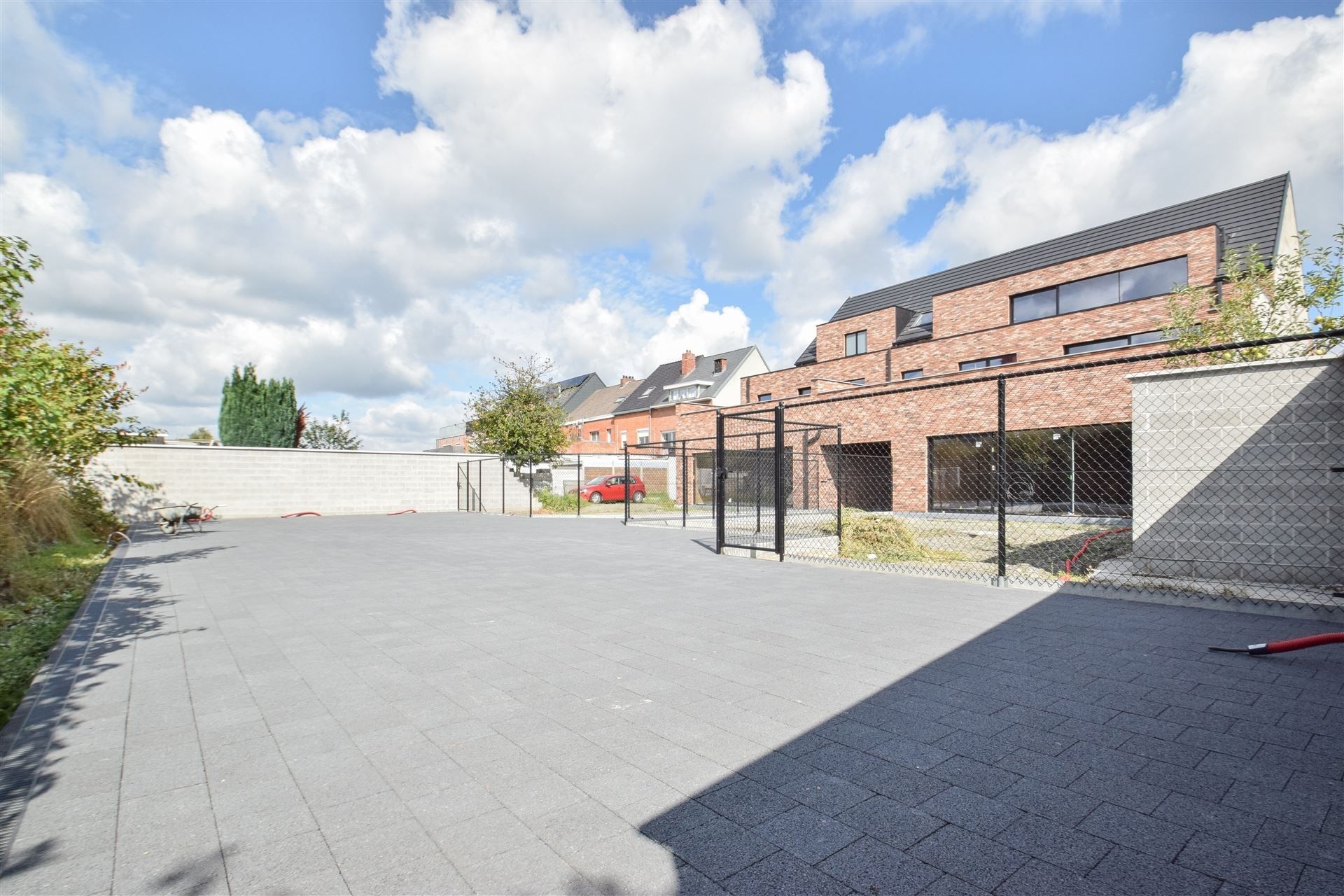 Ruim casco appartement met terras en autostaanplaats. foto 17