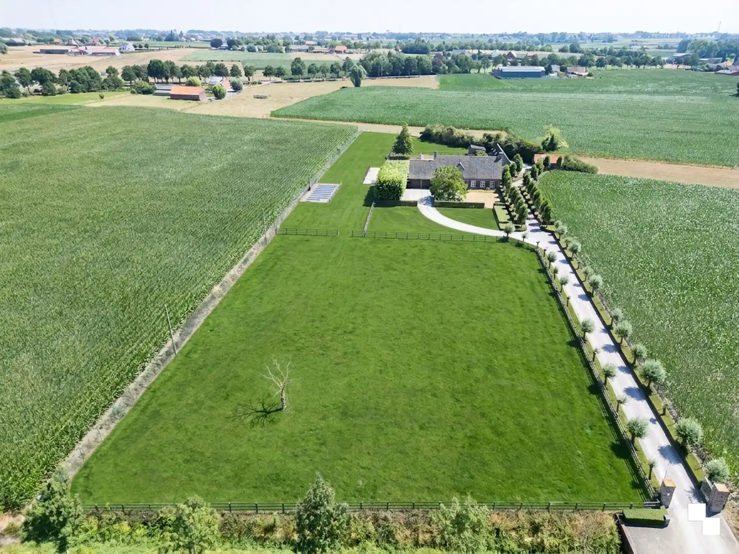 Unieke eigendom omgeven door groen, met zwembad, bijgebouwen en meer dan 1 hectare grond te Zwevezele, Wingene foto 3