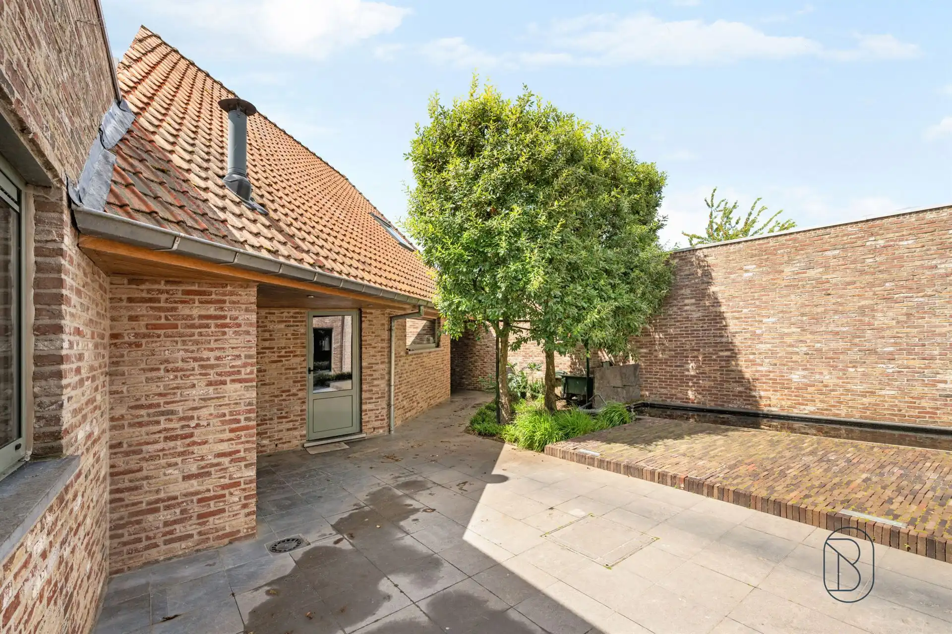 Unieke combinatie van wonen en werken in Sint-Eloois-Vijve! foto 4