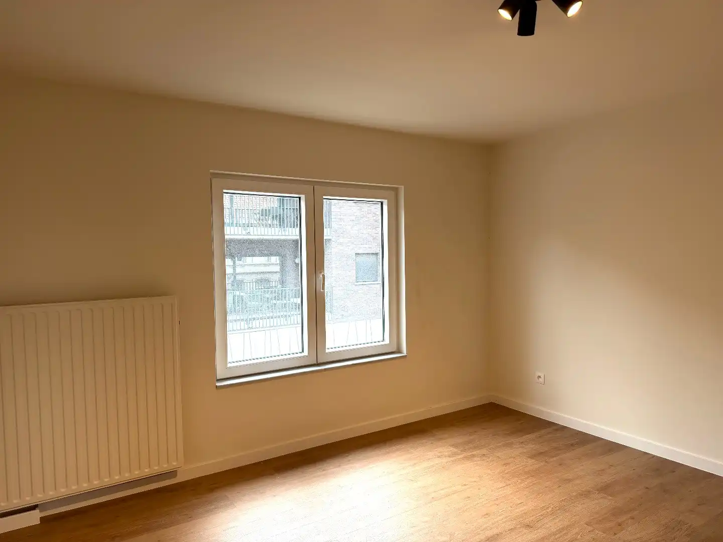 Gerenoveerde gezinswoning met 3 slaapkamers, tuin en garage. foto 15