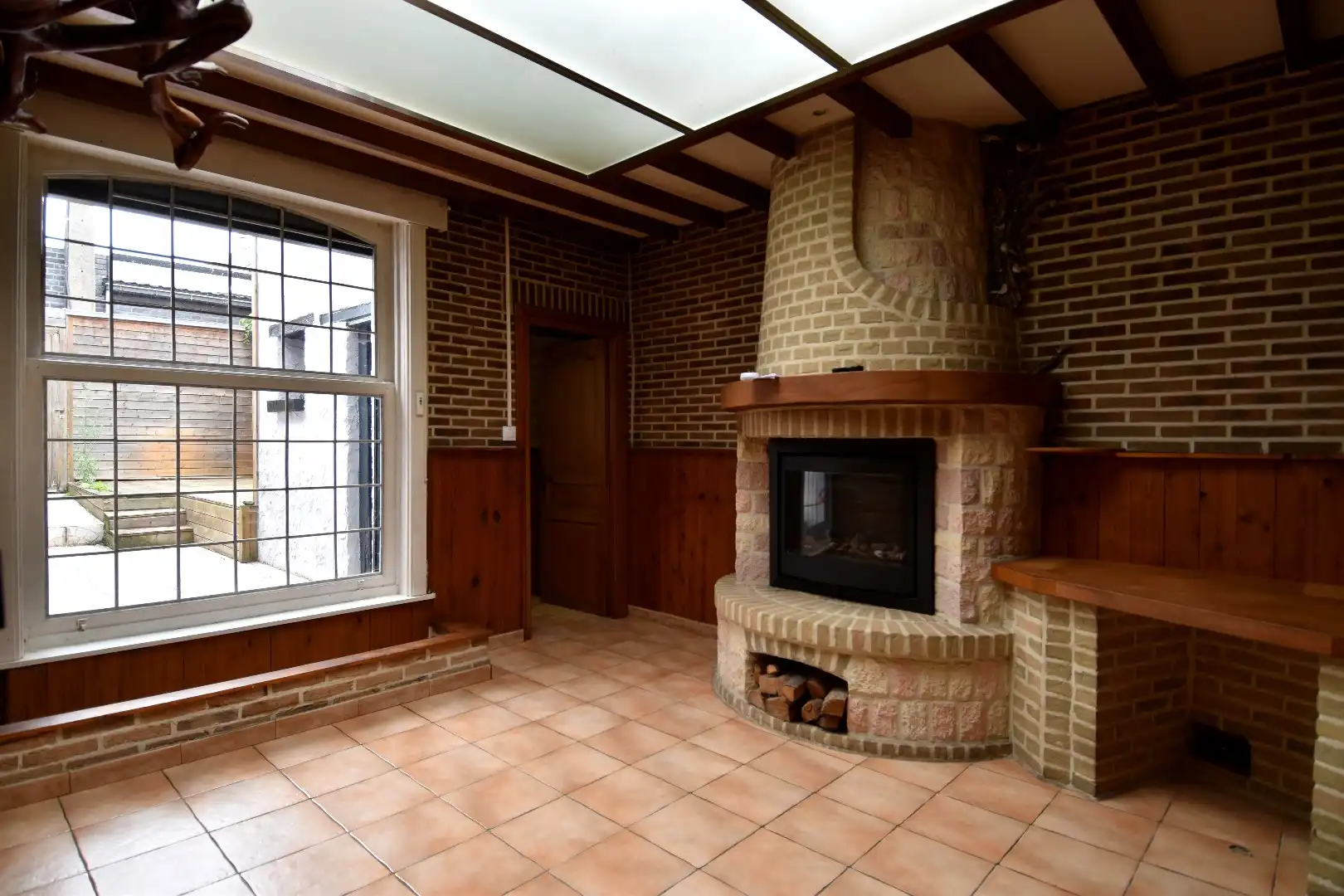 Te renoveren woning met 3 slaapkamers mét uitweg, ruime zolder en zonnig terras te koop in hartje Rekkem foto 3