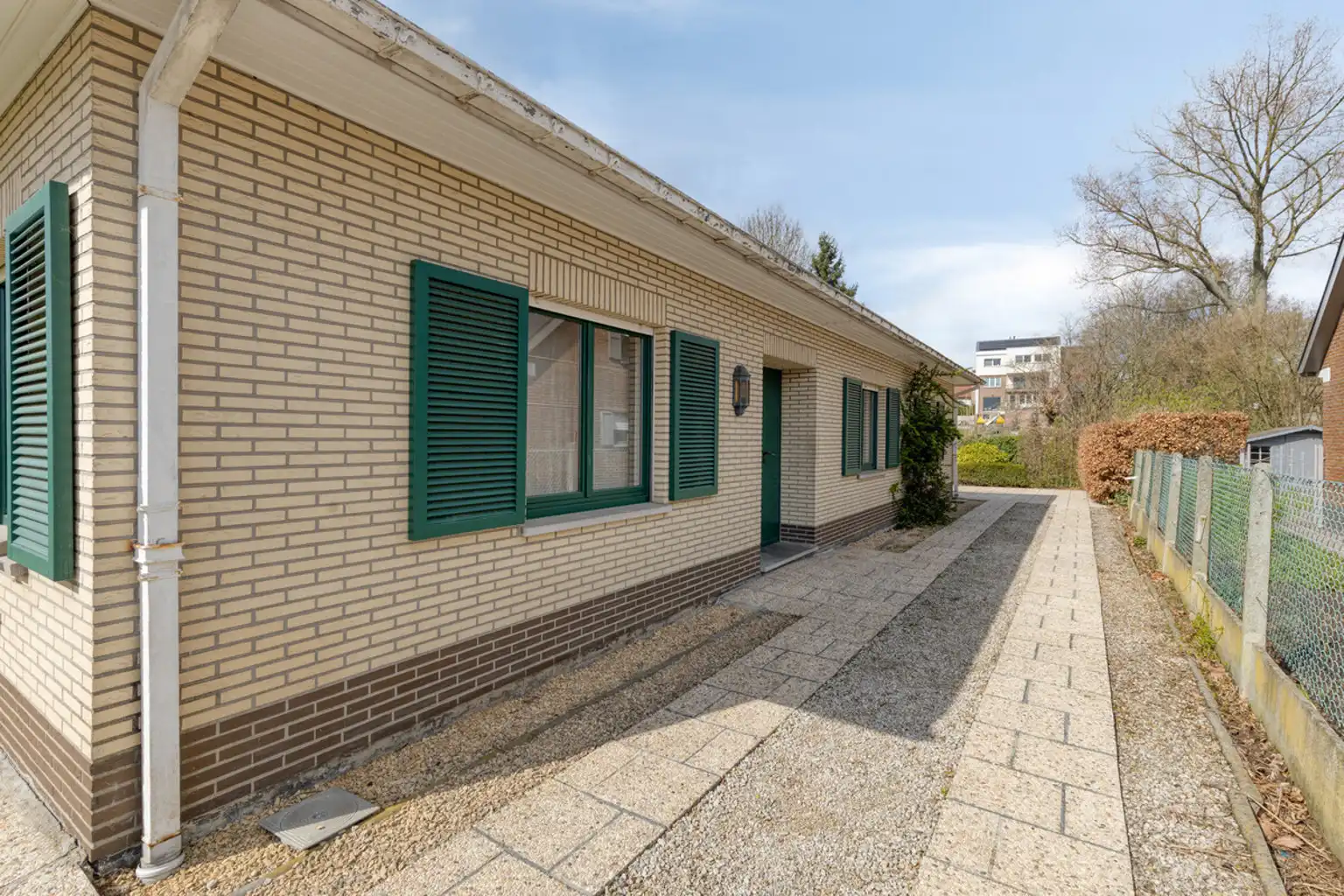 Bungalow van 176 m² met garage en tuin foto 4