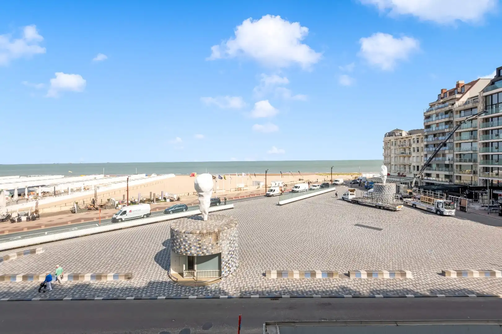 Ruim plateau-appartement met frontaal zeezicht (10 meter gevelbreedte) gelegen aan het Rubensplein. Inpandige parking. foto 4