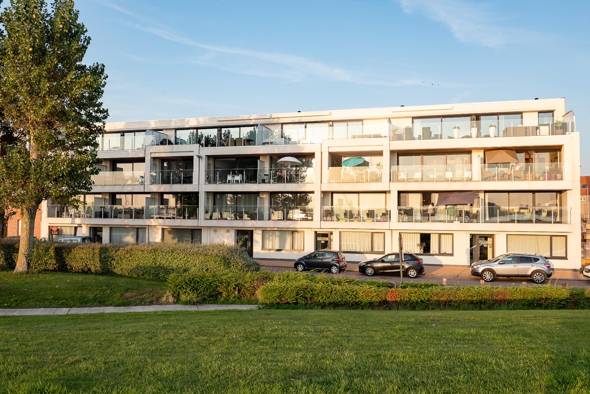 Luxueus 2-slaapkamer appartement met zonneterrassen en prachtig open zicht op de Spuikom te Bredene! foto 2