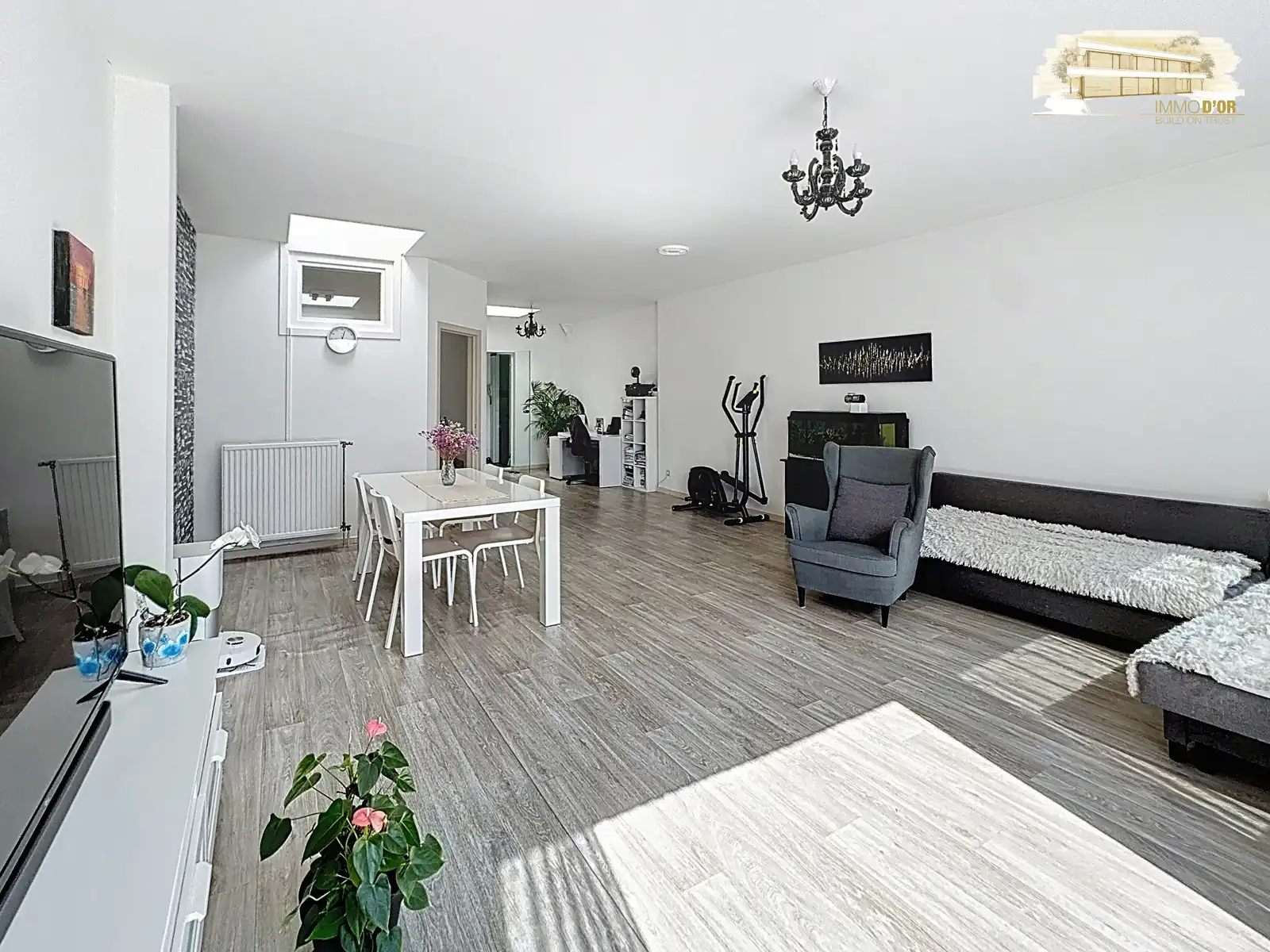 Te koop In hartje Brasschaat handelspand + duplex foto 3