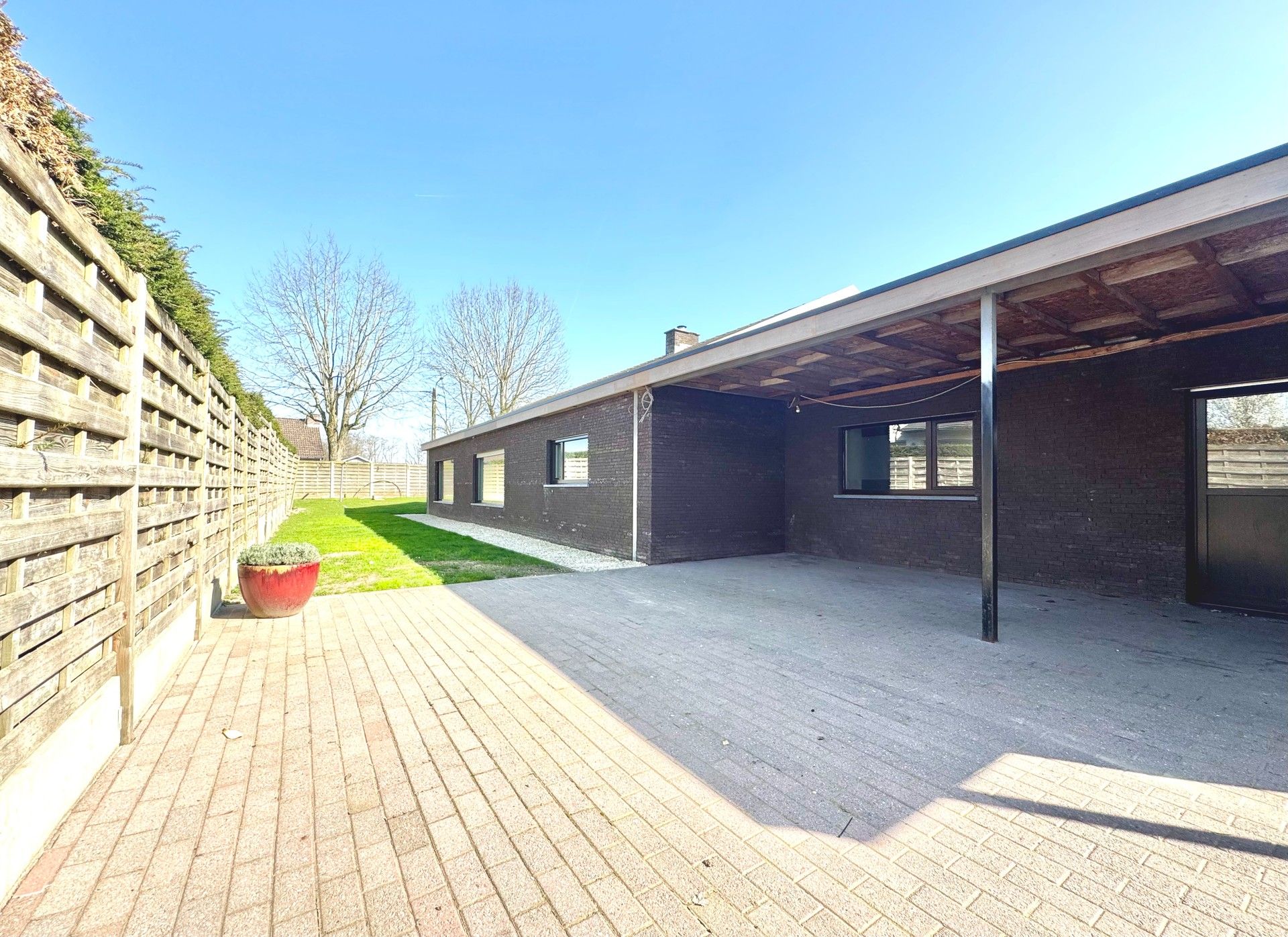 VRIJSTAANDE ENERGIEZUINIGE WONING MET GROTE GARAGE - 836 M² foto 4