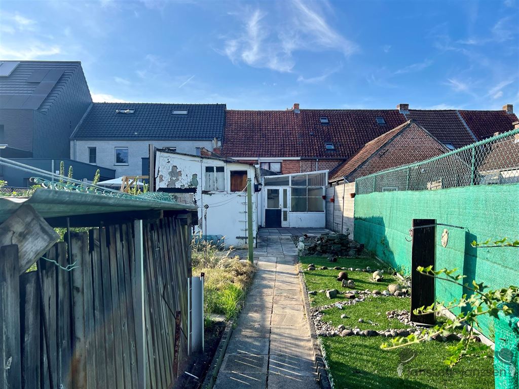 Te renoveren rijwoning met tuin foto 12