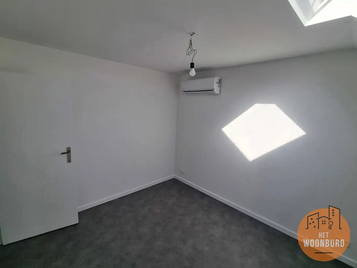 Woning in goede staat met 2 slpks, veranda en garage foto 7