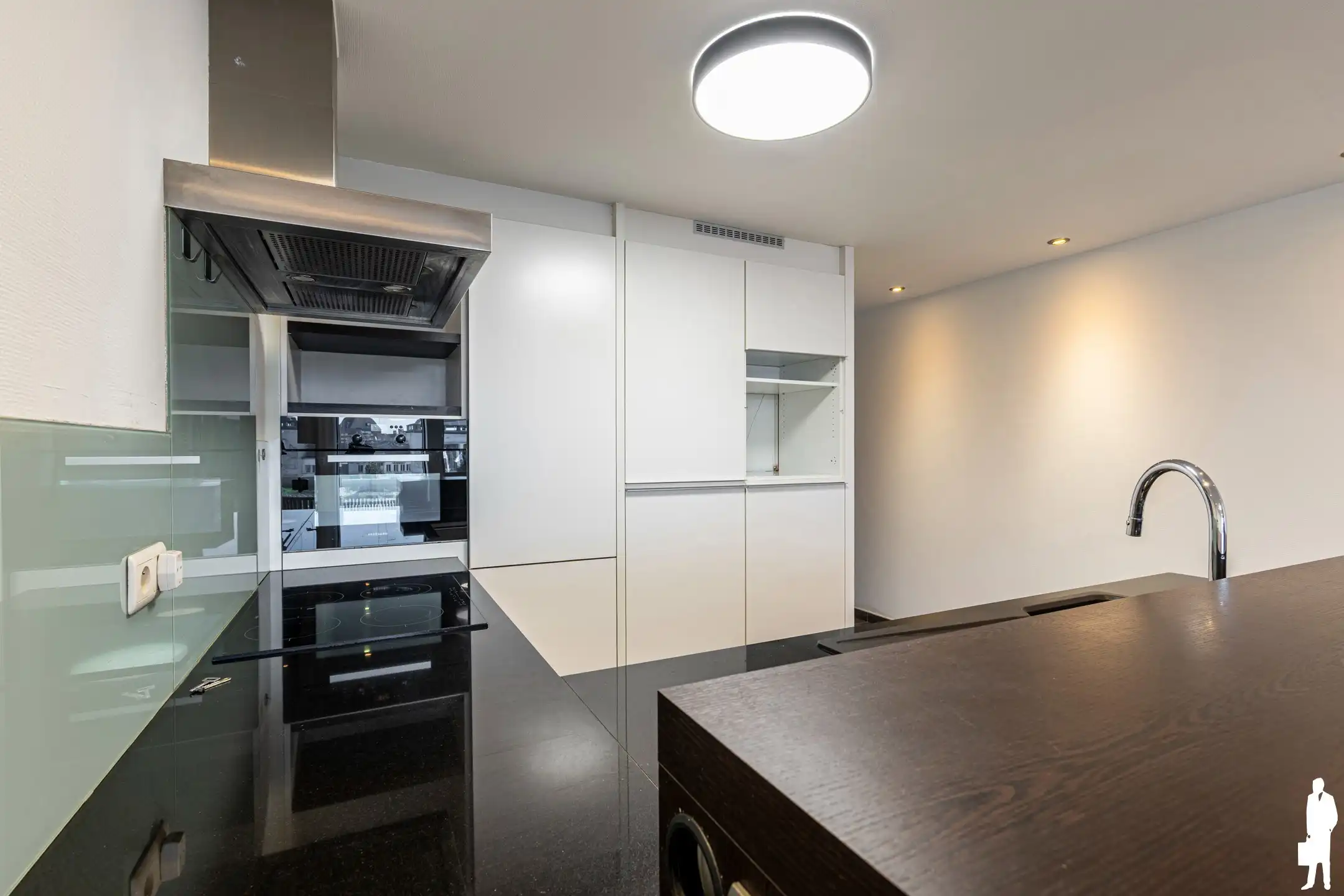 Ruim appartement met 2 slaapkamers, parking en groot terras foto 7