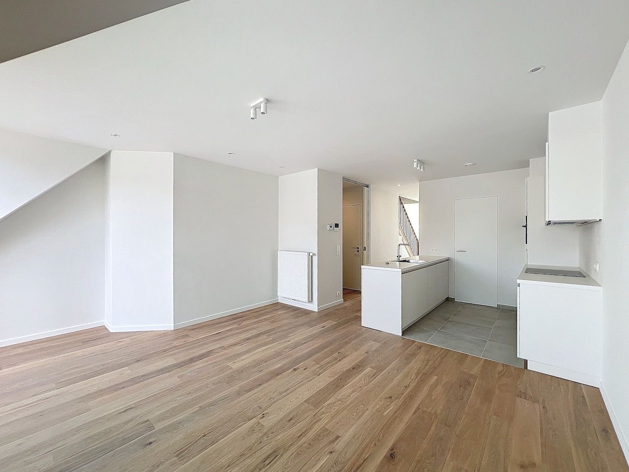 Stijlvol en lichtrijk nieuwbouw dakappartement nabij de Zeedijk en de site van de Heldentoren. foto 5