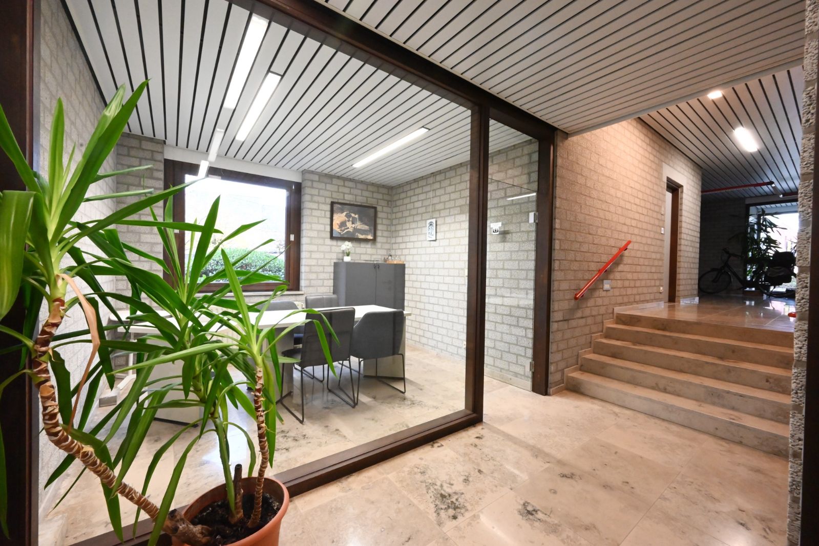 Praktijk-/ kantoorruimtes op een commerciële locatie! foto 8