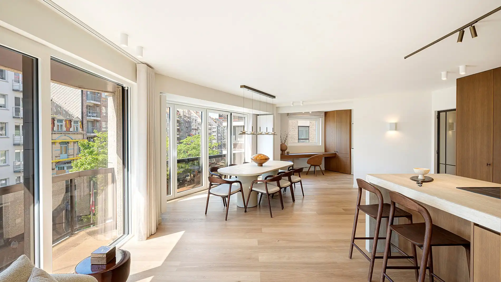 Subliem gerenoveerd, ruim hoekappartement foto 4
