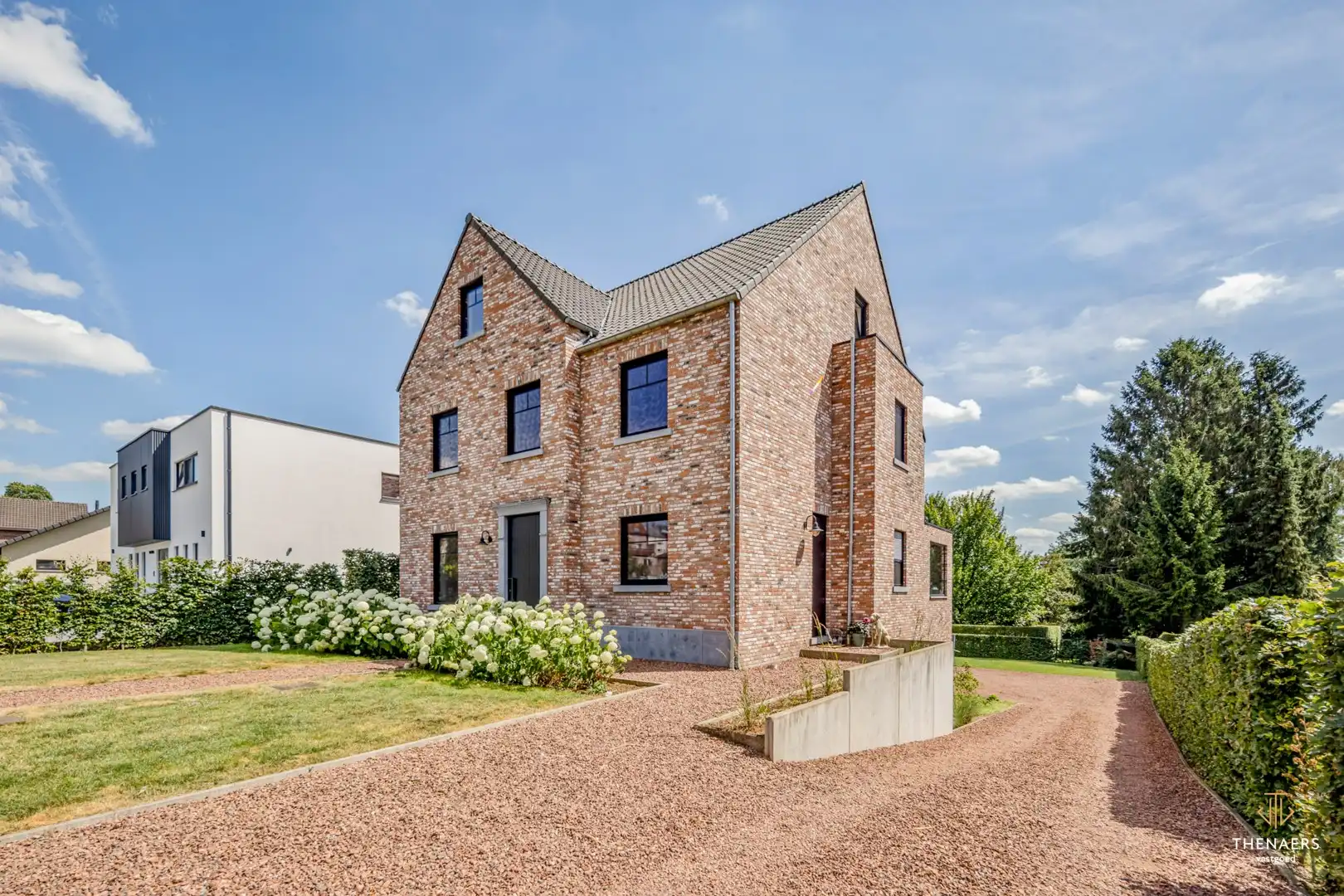 Exclusieve en bijzonder energiezuinige woning met 332 m² woonoppervlakte, vier autostaanplaatsen en verwarmd zwembad. foto 3