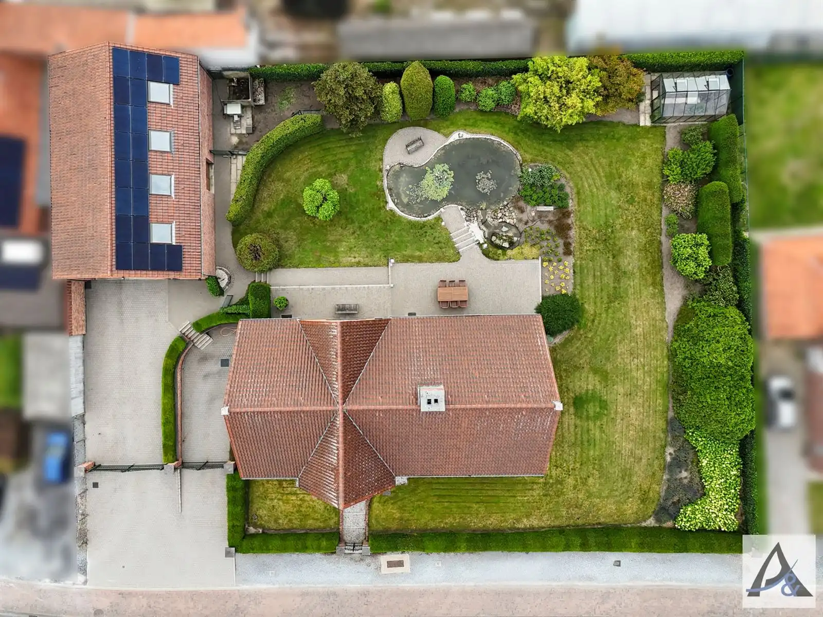 Exclusieve villa met ruime loods in hartje Munsterbilzen foto 4