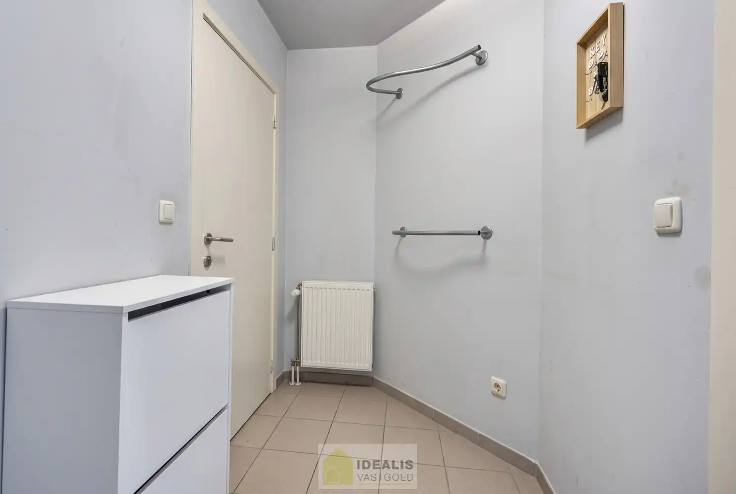 IDEALIS VASTGOED – KNAP APPARTEMENT GELEGEN OP UITERST CENTRALE LOCATIE TE OVERPELT, PELT. Dit knappe appartement met bouwjaar 2000 omvat een aangename ca.72m² en  biedt plaats aan een lichtrijke leefruimte met aansluitend goed onderhouden keuken, 2 knappe slaapkamers, badkamer en dakterras! Een fraai appartement, zeer geschikt voor kandidaten op zoek naar betaalbare woonruimte vlak bij het centrum van (Over)Pelt! foto 18
