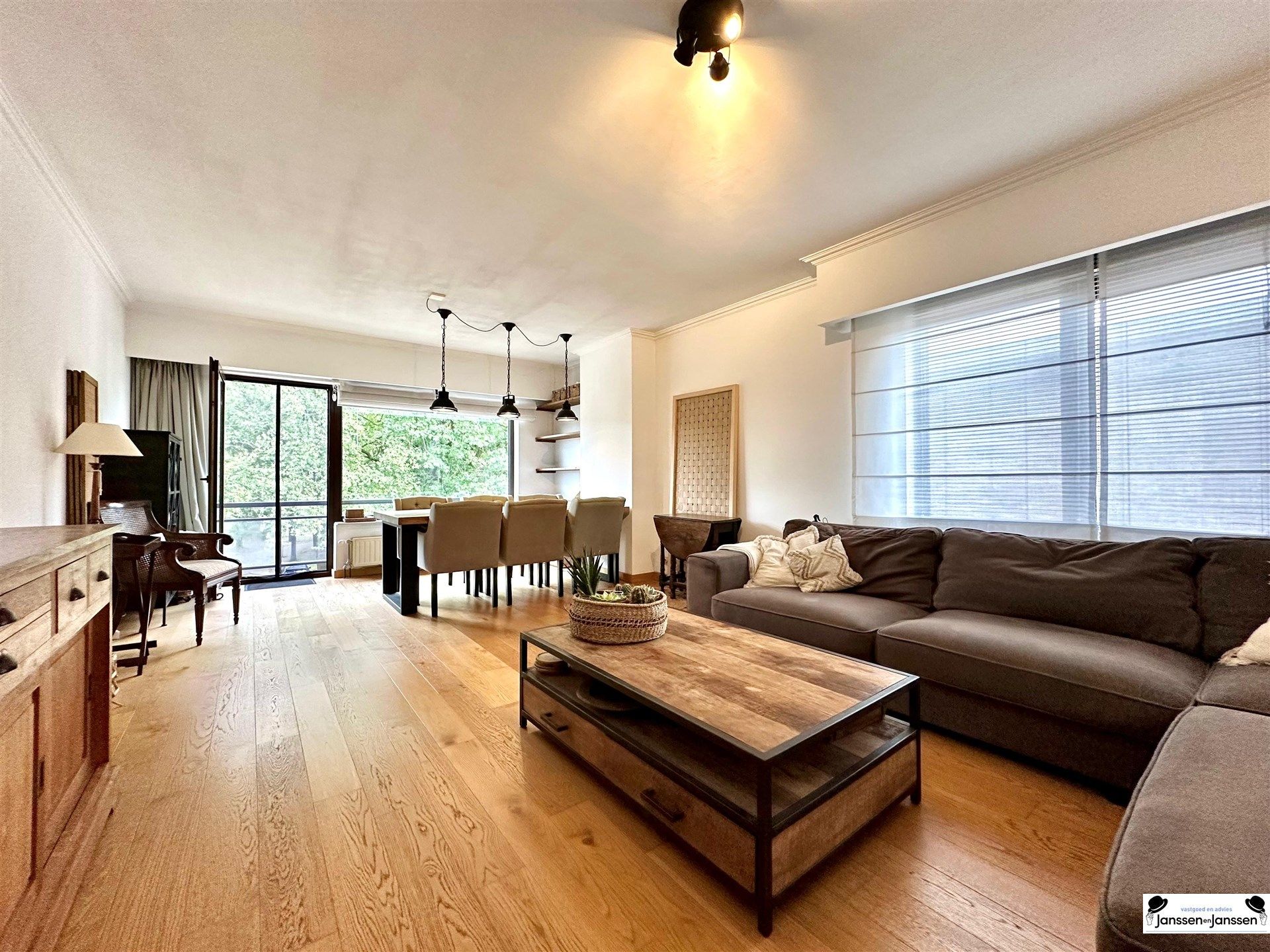 Ruim appartement met drie slaapkamers, terras en berging te Maria-Ter-Heide foto {{pictureIndex}}