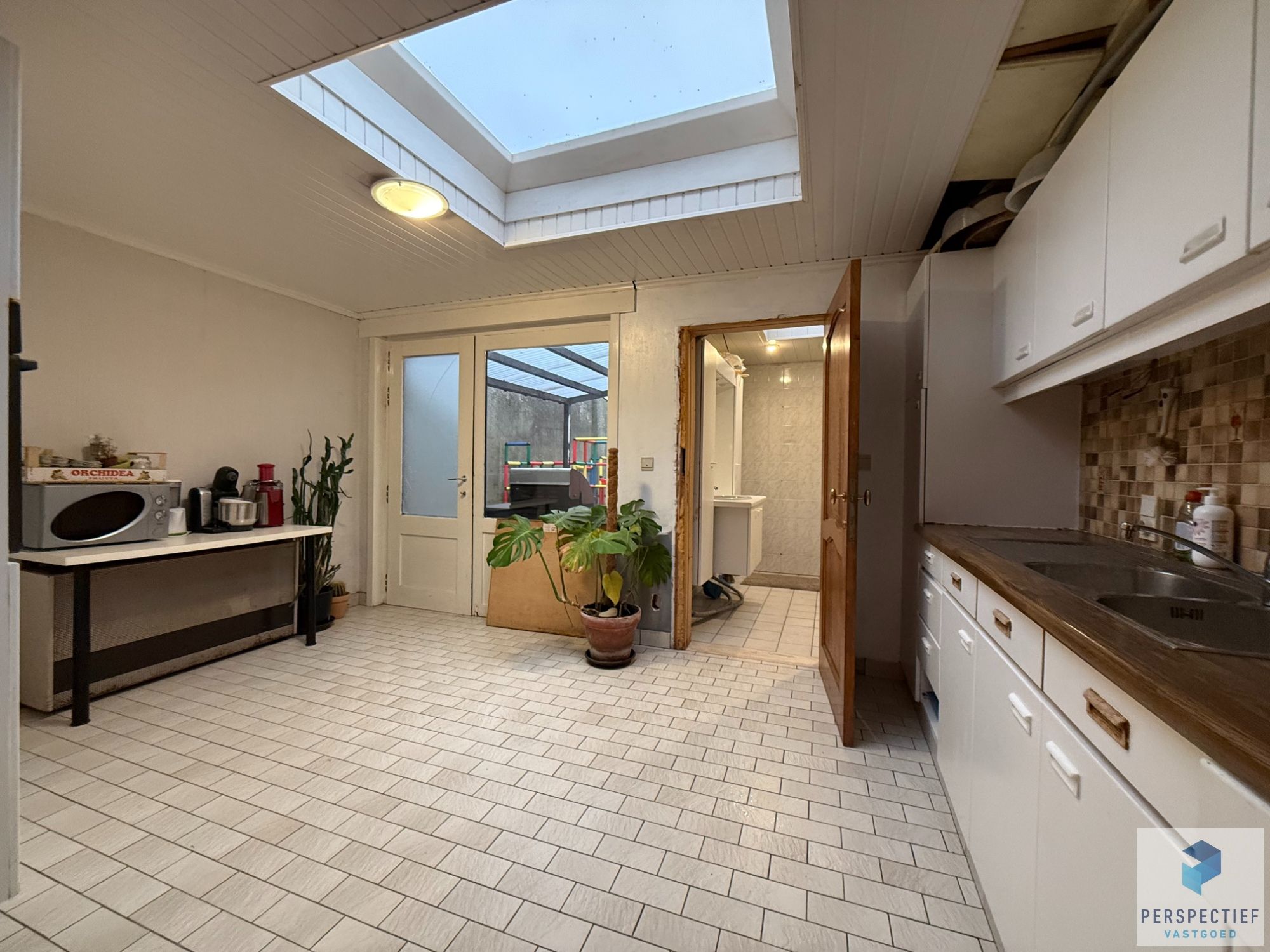 Gezinswoning met 3 slaapkamers, diepe tuin en enorm veel potentieel. foto 3