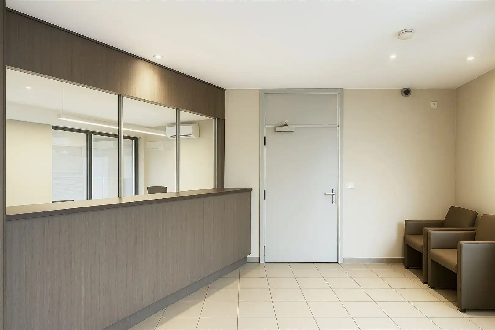 Uniek kantoorgebouw met duplex appartement te koop foto 4