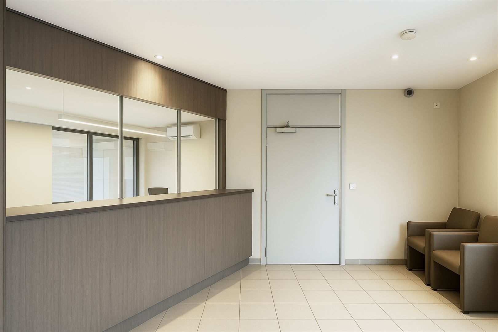 Uniek kantoorgebouw met duplex appartement te koop foto 4