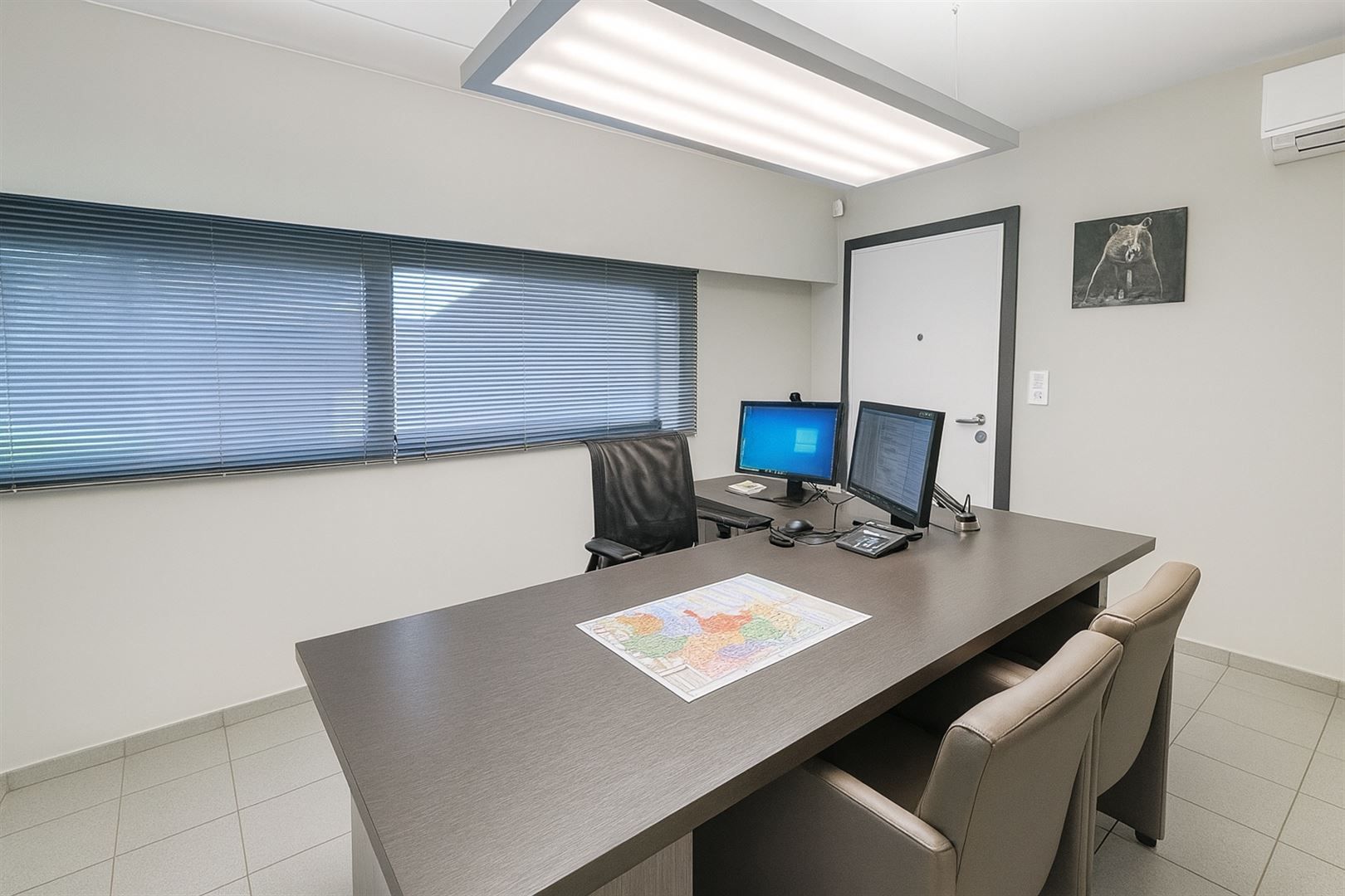 Uniek kantoorgebouw met duplex appartement te koop foto 4