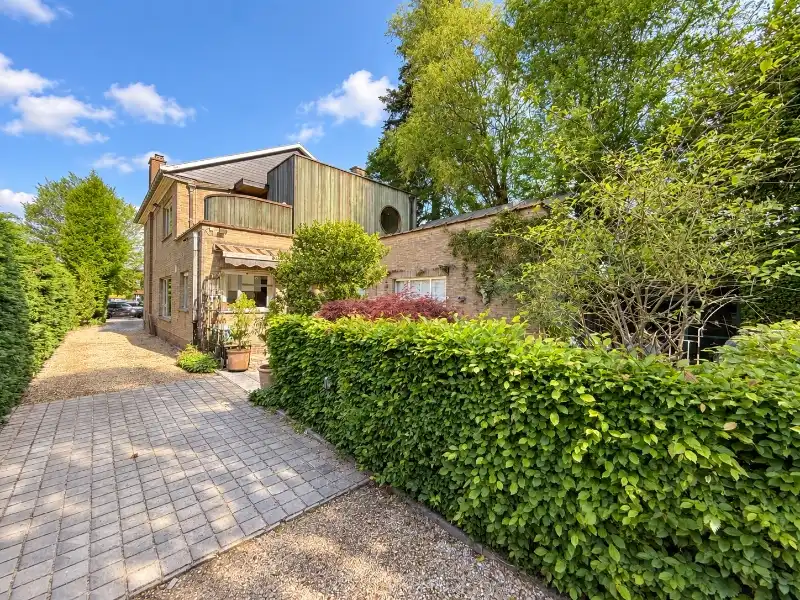 Ruime woning met kantoor en prachtige tuin op toplocatie foto 2