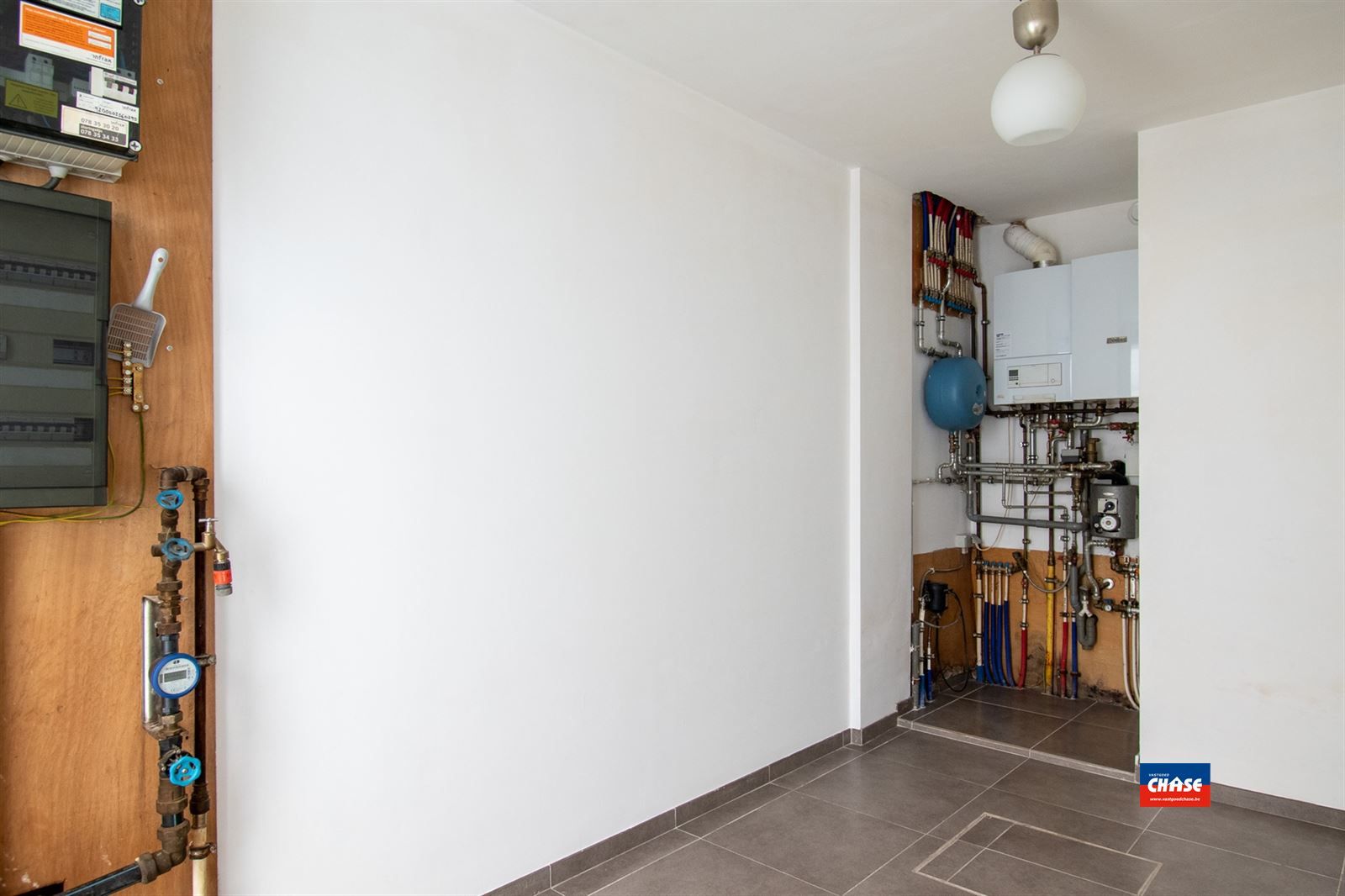 Gerenoveerde rijwoning met 3 slpks en grote tuin foto 15