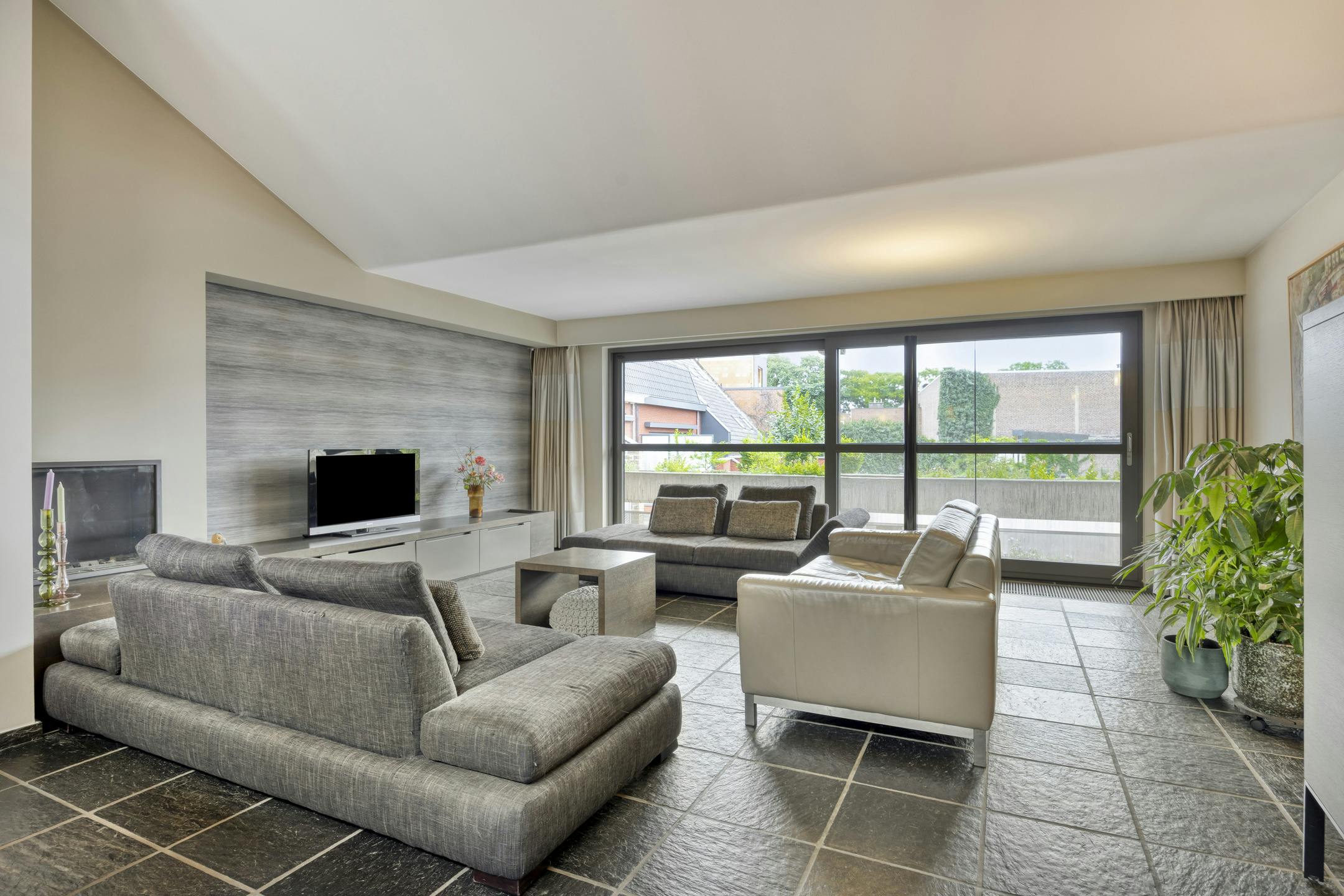 Stijlvolle stadswoning met handelspand te koop in hartje Maaseik foto 3